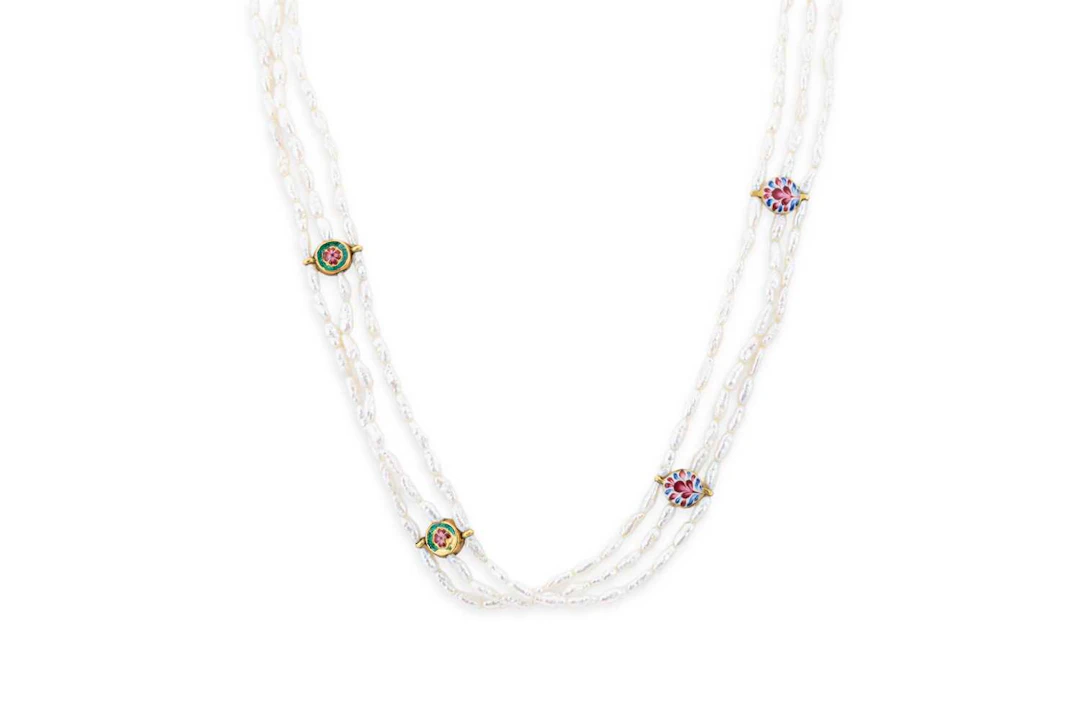 A VINTAGE THREE ROWED STRING OF BAROQUE SEED PEARLS