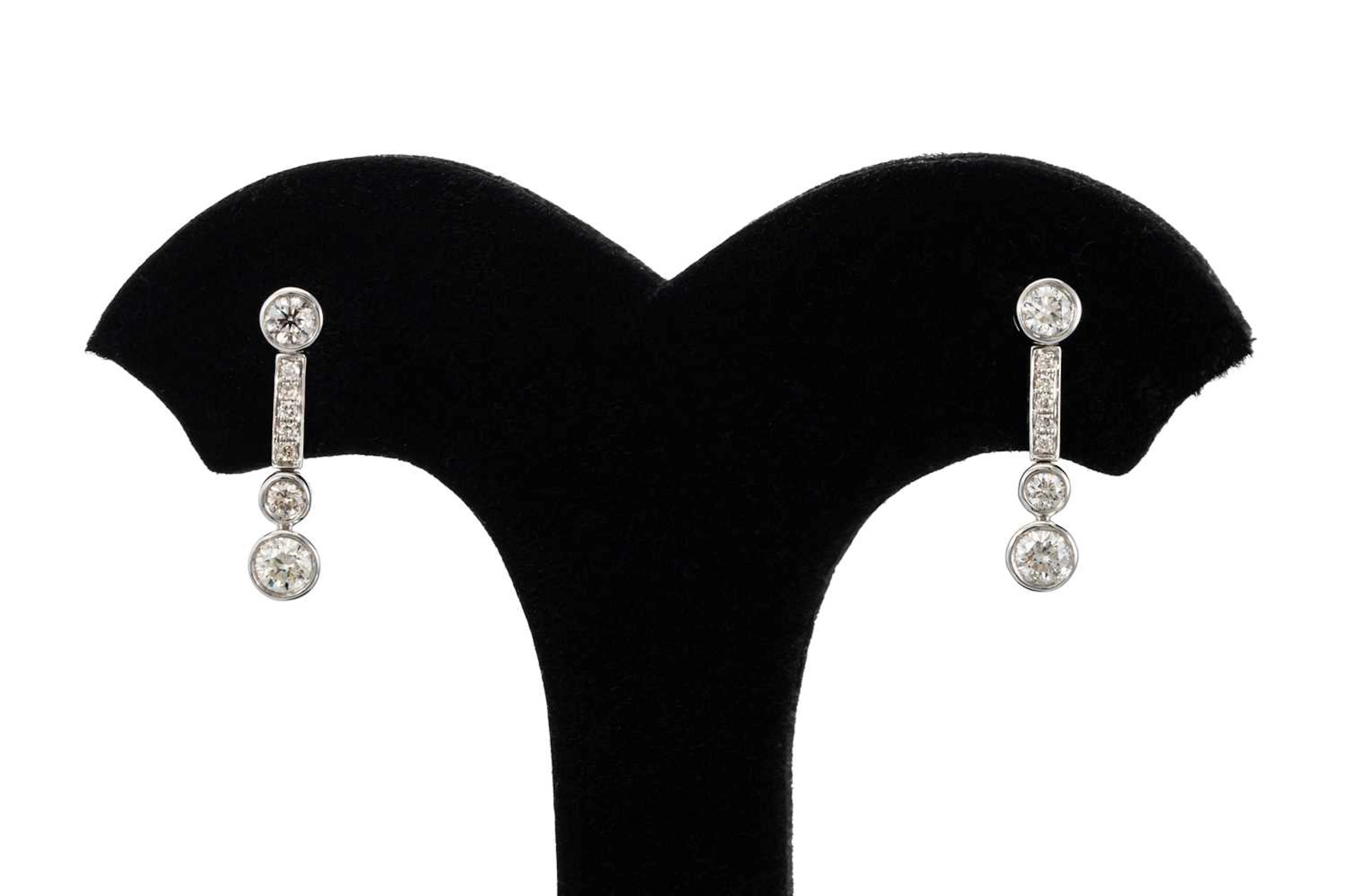 A PAIR OF DIAMOND DROP EARRINGS