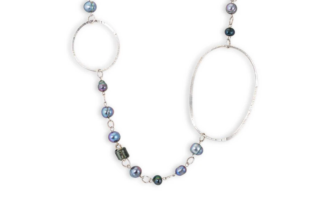 AN INTERESTING SUITE OF SILVER & CULTURED PEARLS