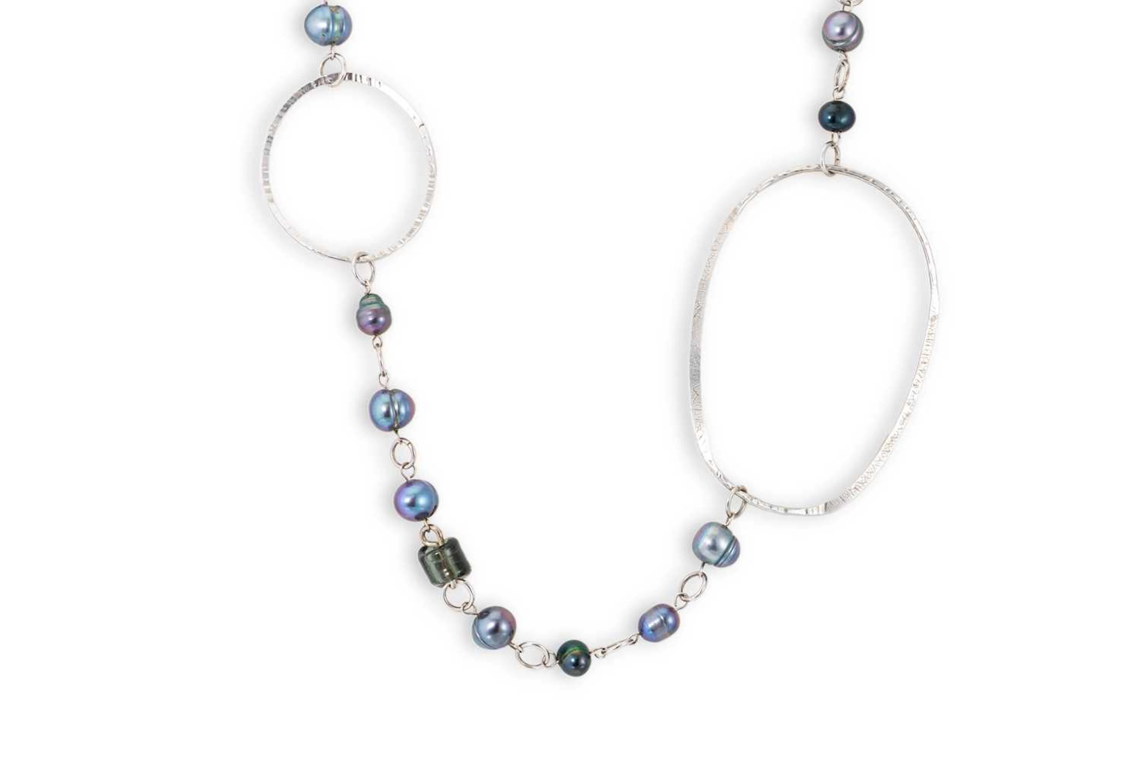 AN INTERESTING SUITE OF SILVER & CULTURED PEARLS