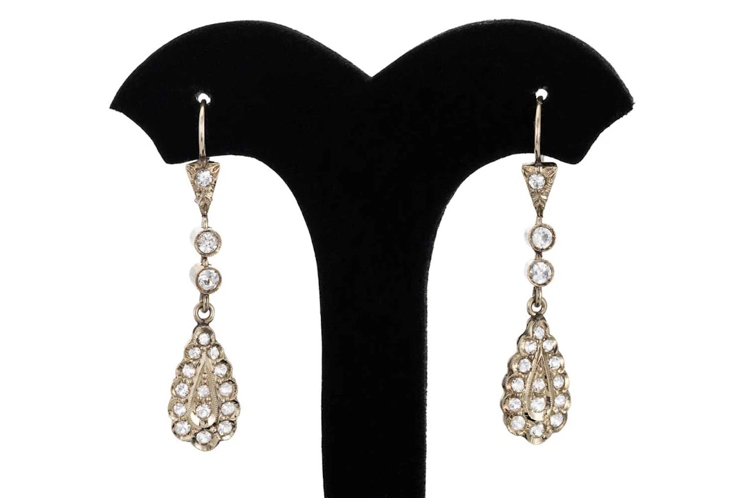 A PAIR OF VINTAGE WHITE SPINEL DROP EARRINGS