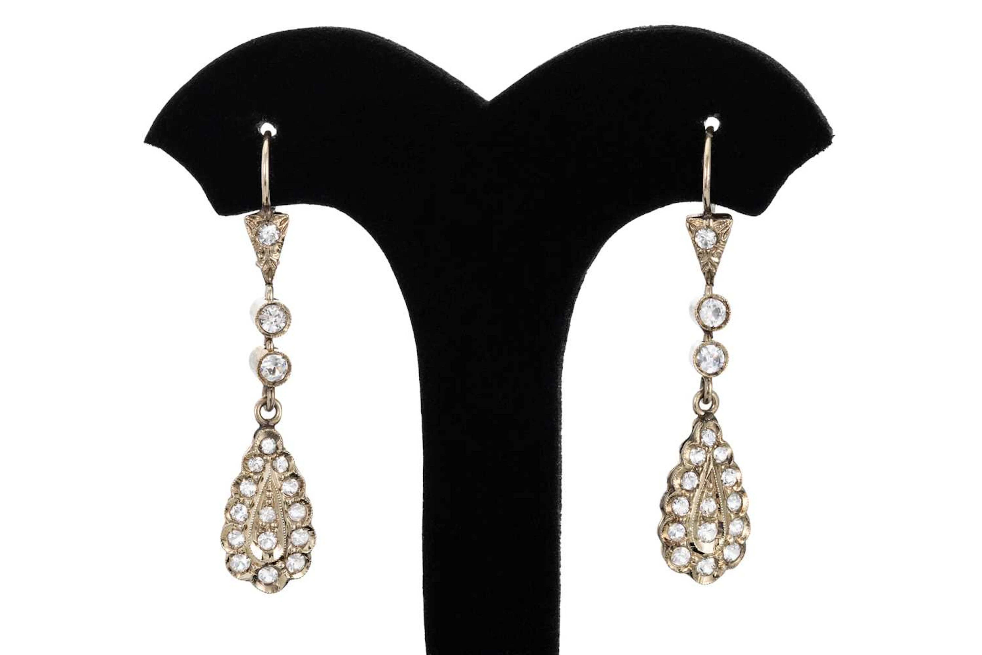 A PAIR OF VINTAGE WHITE SPINEL DROP EARRINGS