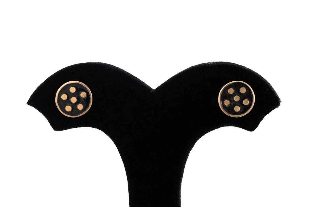 A PAIR OF 9CT GOLD STUD EARRINGS