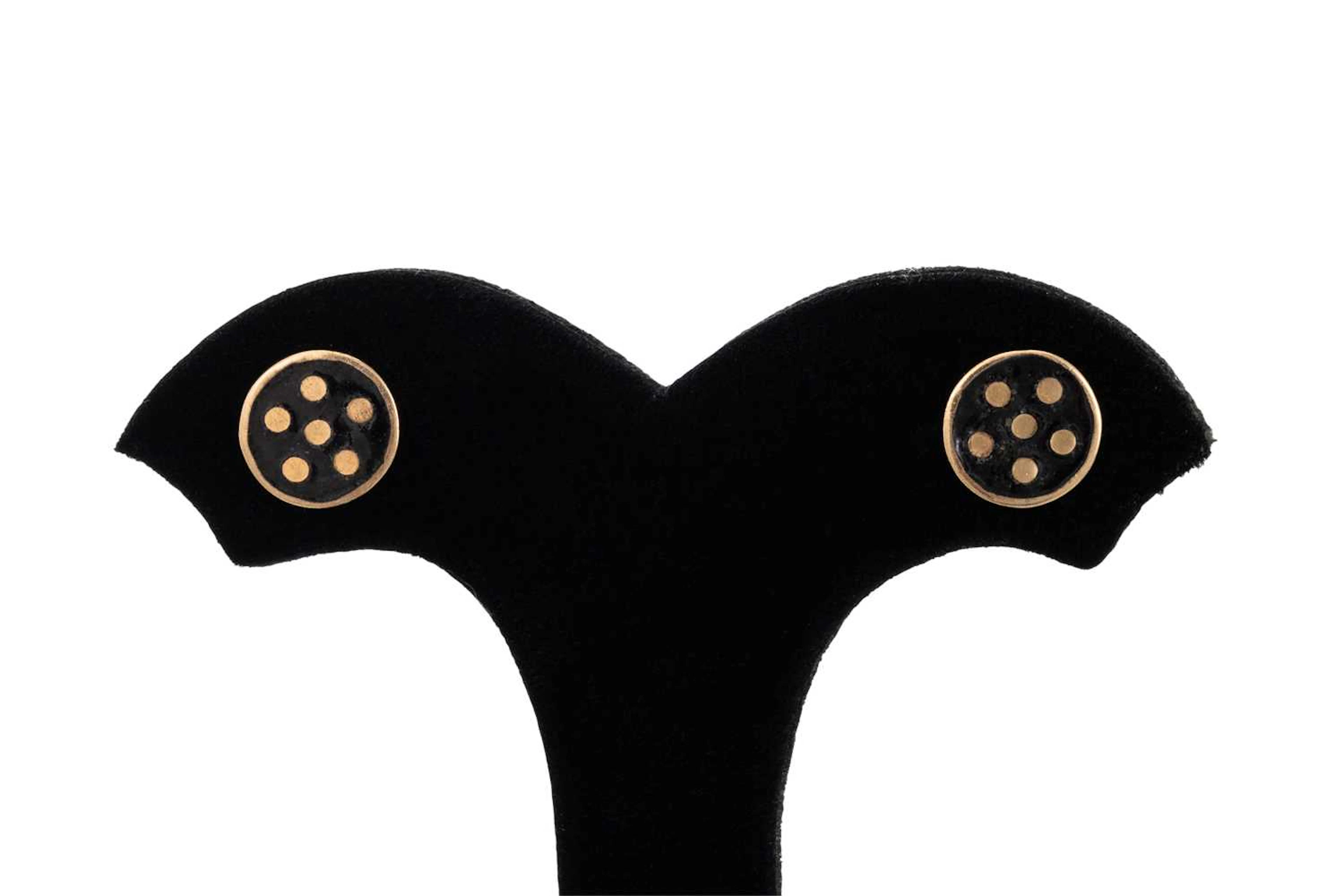 A PAIR OF 9CT GOLD STUD EARRINGS