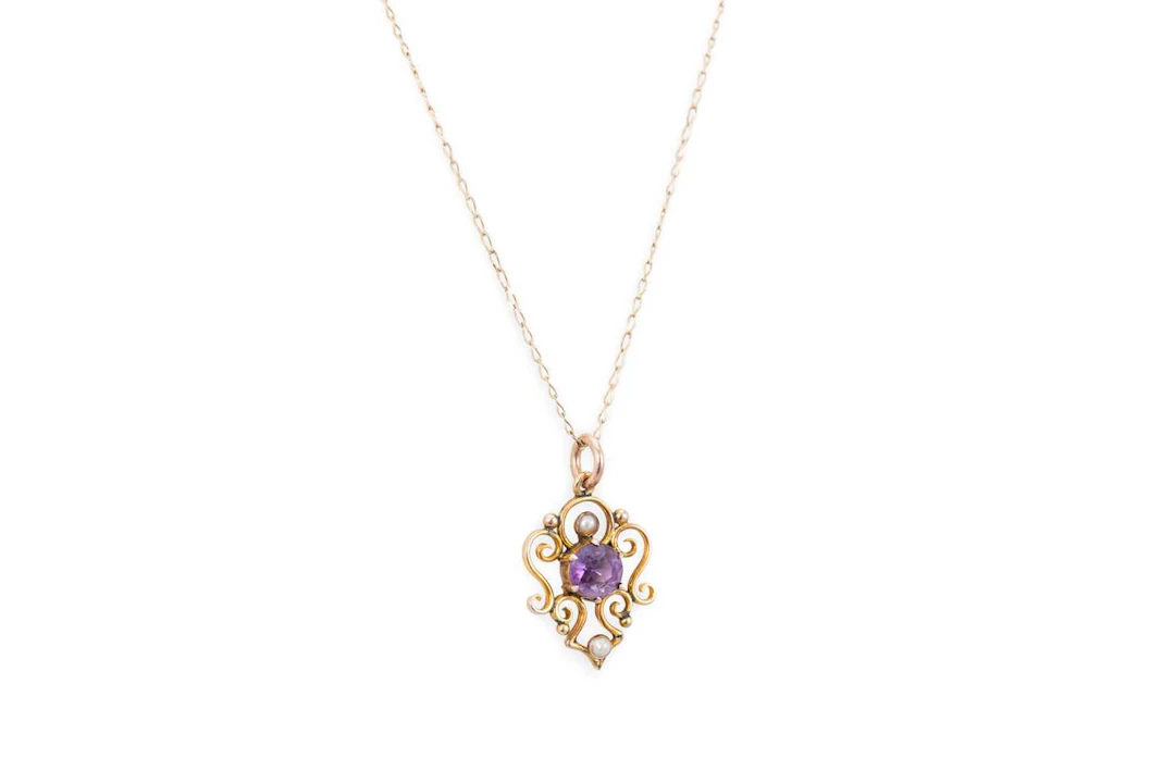 AN ART NOUVEAU STYLE AMETHYST AND PEARL PENDANT