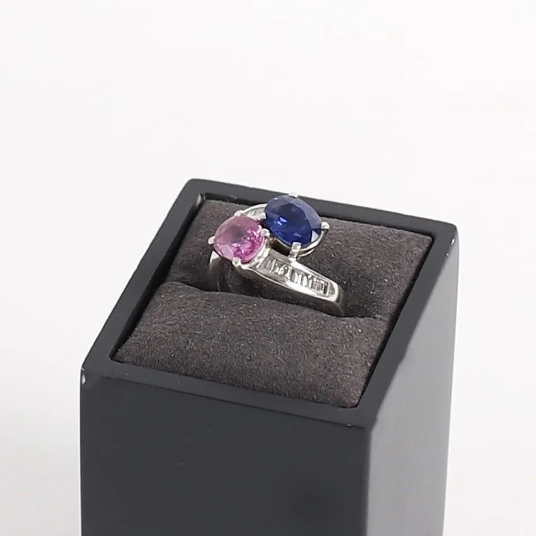 GOLD RING WITH BLUE AND PINK SAPPHIRES AND DIAMONDS - Lot 24