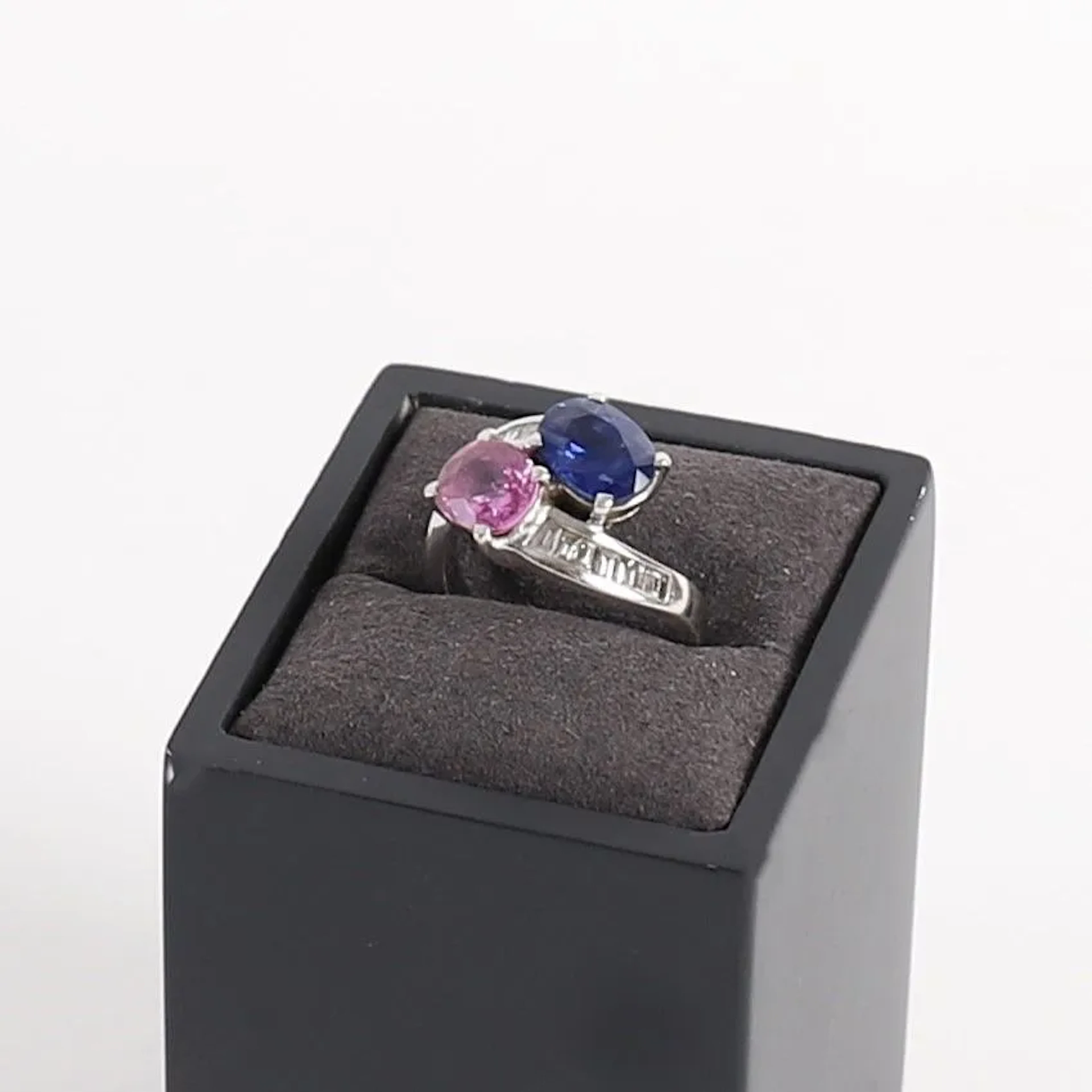 GOLD RING WITH BLUE AND PINK SAPPHIRES AND DIAMONDS - Lot 24