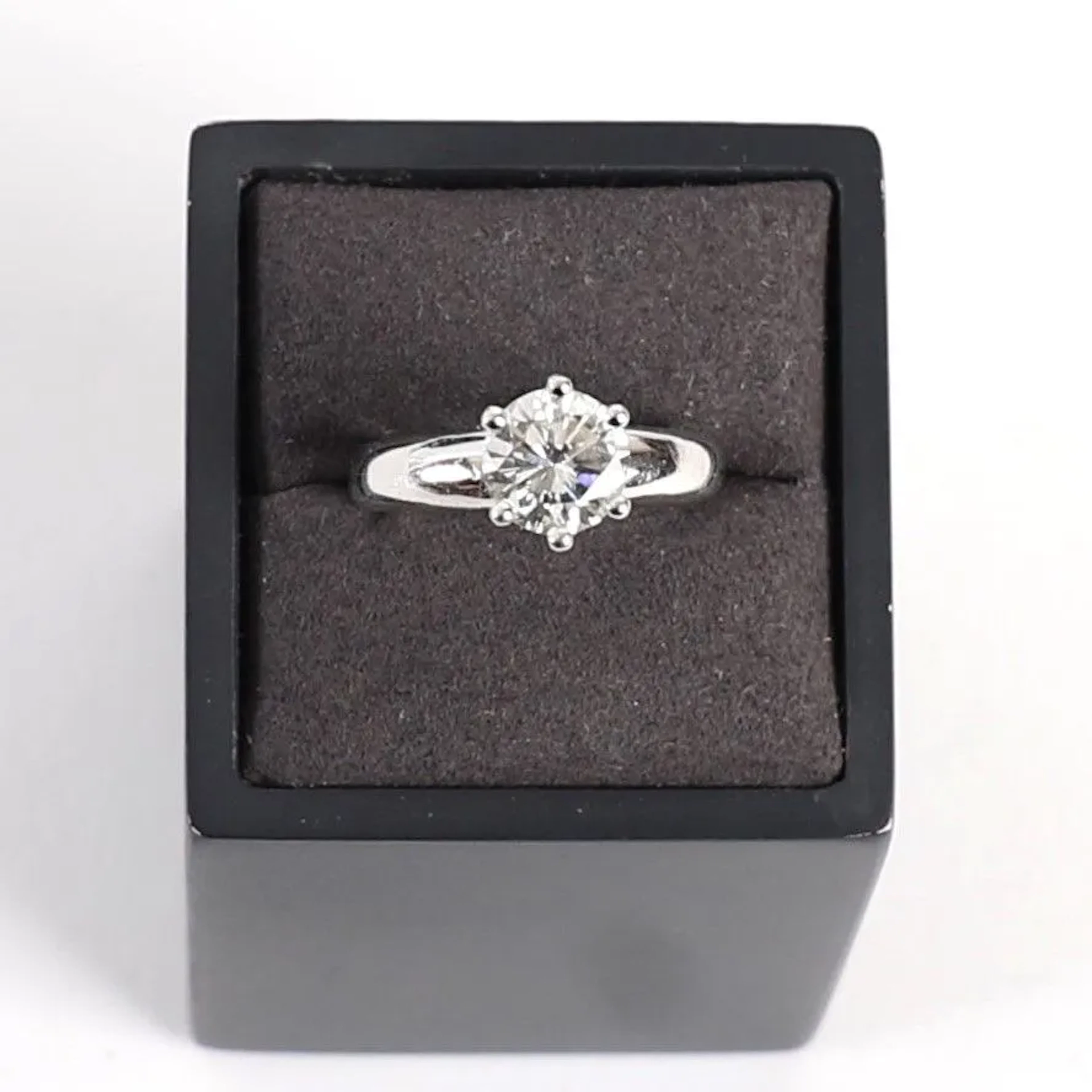 BEAUTIFUL SOLITAIRE GOLD RING - Lot 23