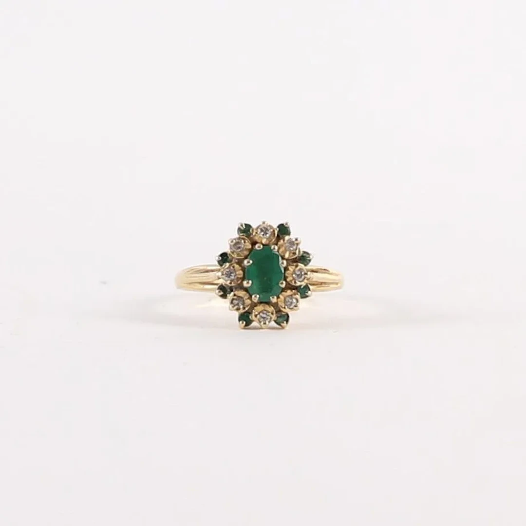 GOLD, DIAMOND AND EMERALD DAISY RING - Lot 22