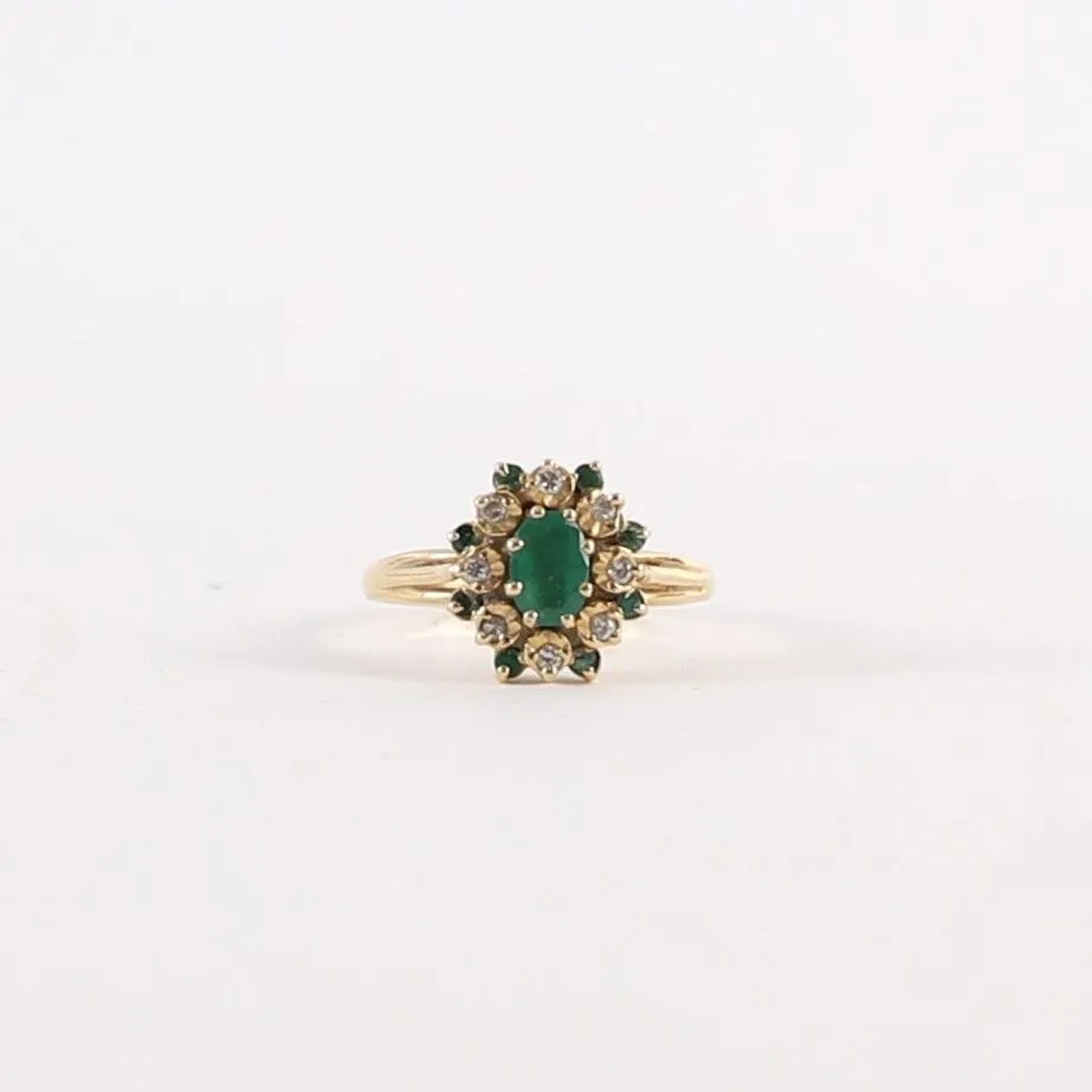 GOLD, DIAMOND AND EMERALD DAISY RING - Lot 22