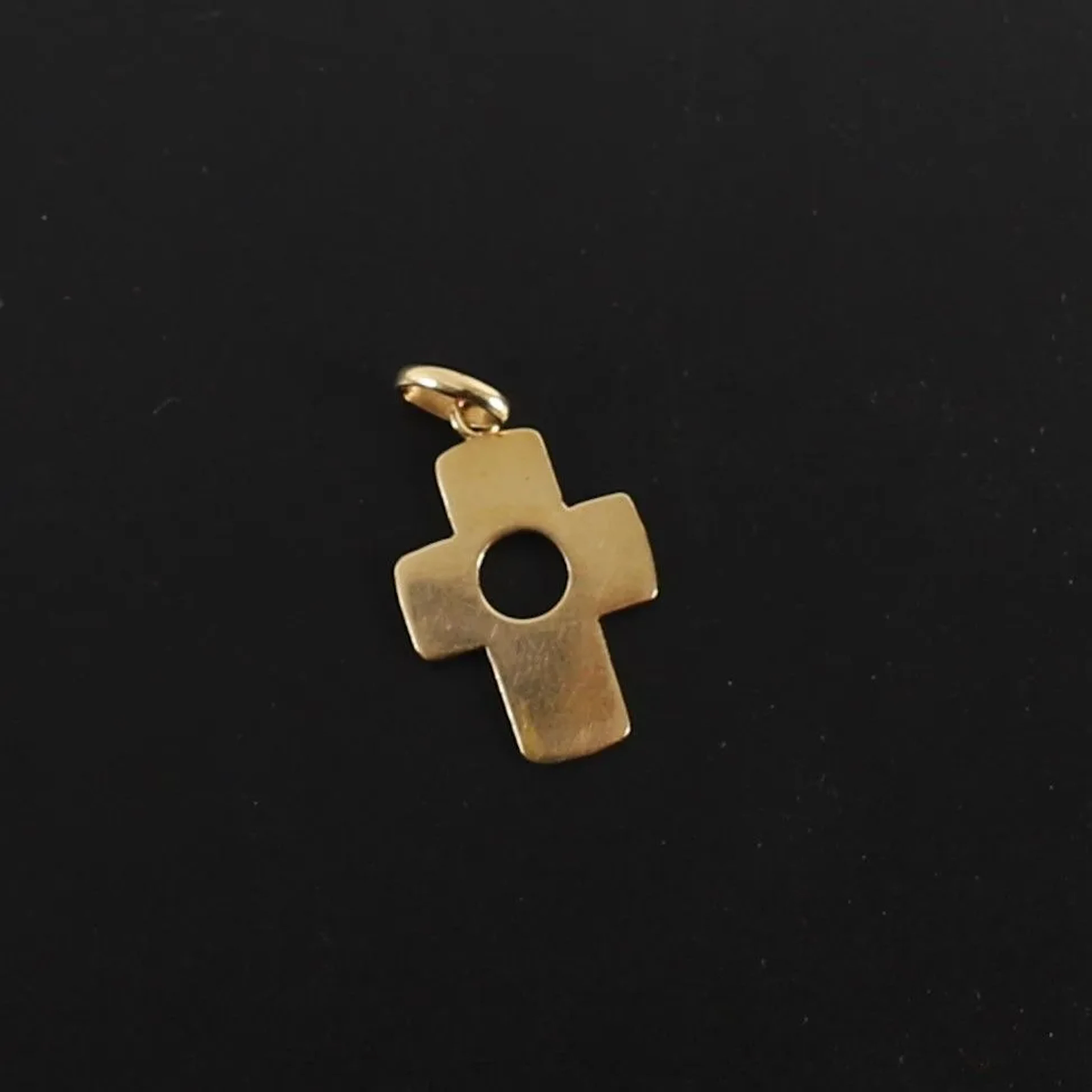 GOLD PENDANT - Lot 28