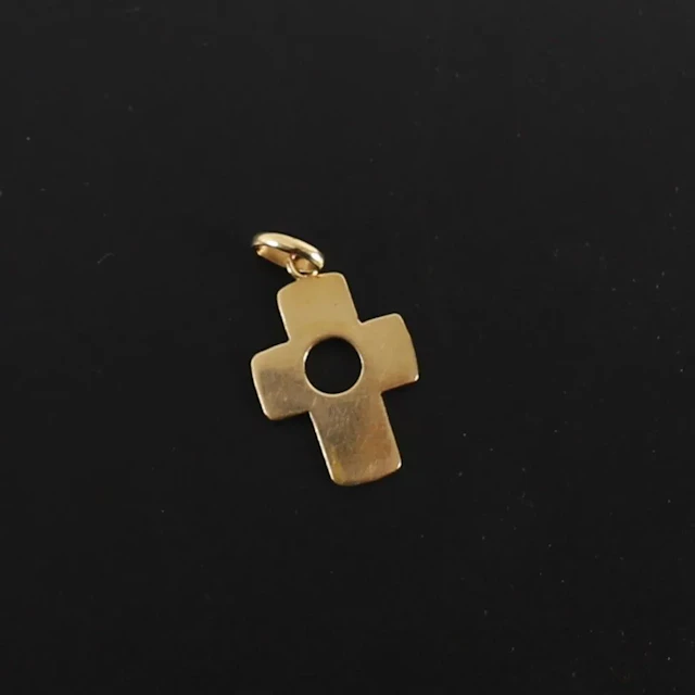 GOLD PENDANT - Lot 28