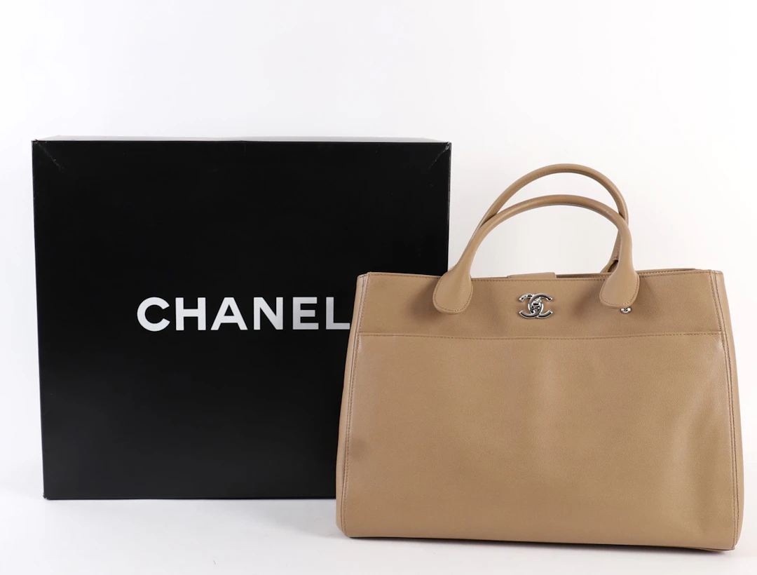 BEIGE LEATHER CHANEL "EXECUTIVE" TOTE BAG - Lot 116