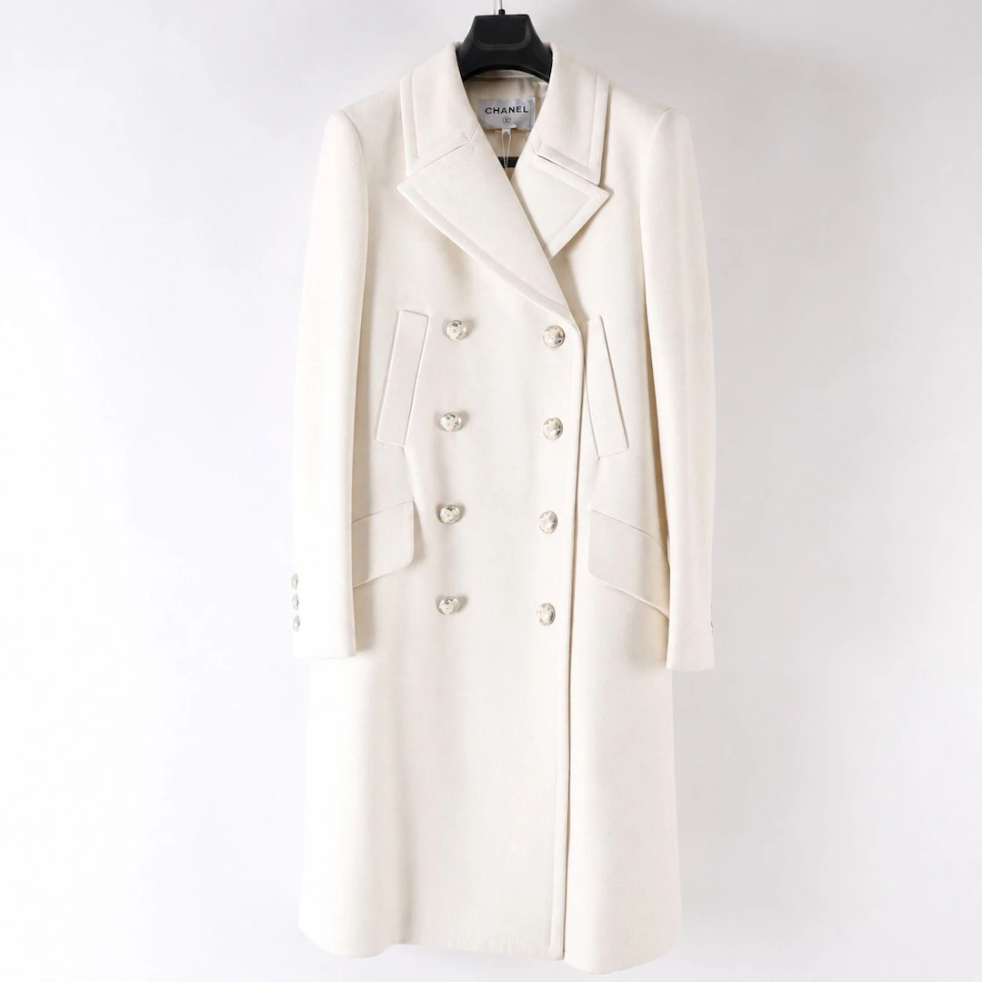 CHANEL WHITE WOOL AND CASHMERE COAT - Lot 115
