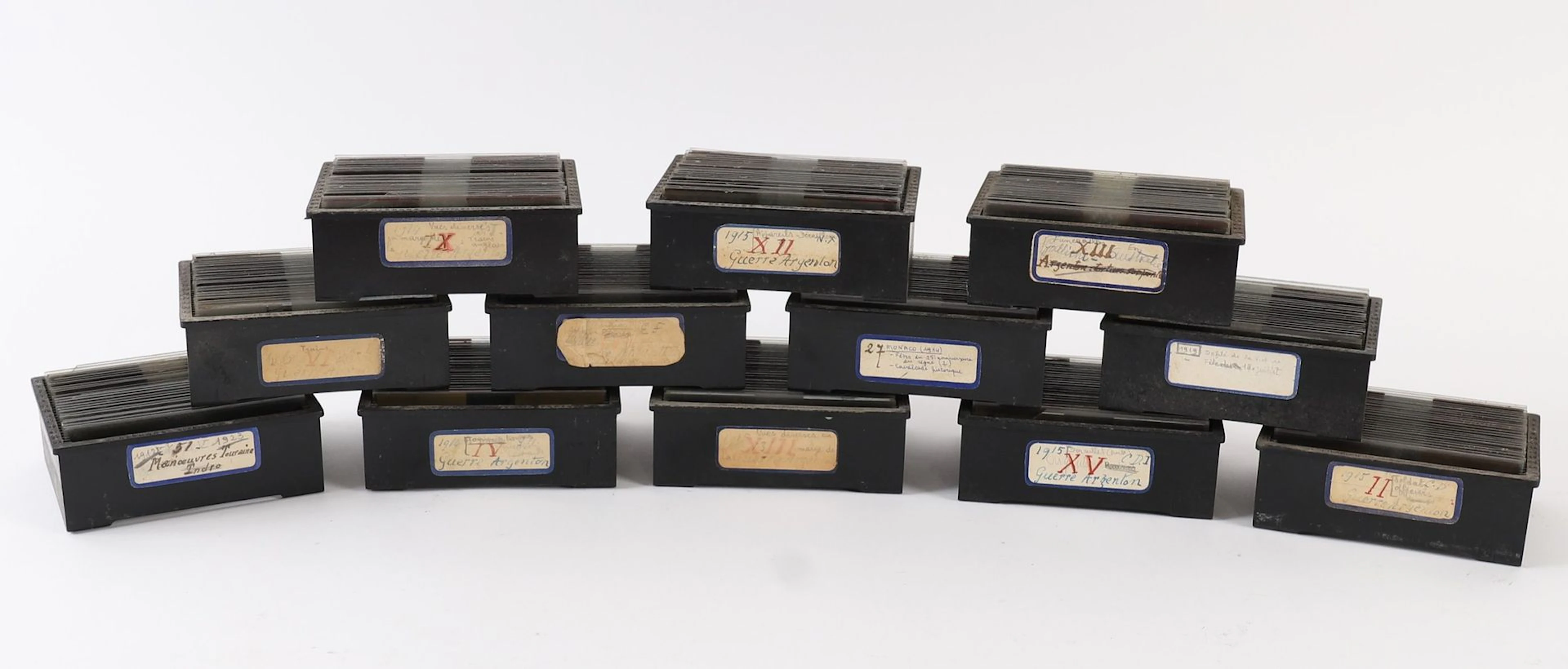 SET OF APPROXIMATELY 270 GLASS PLATES ON WORLD WAR I (1914–1 - Lot 47