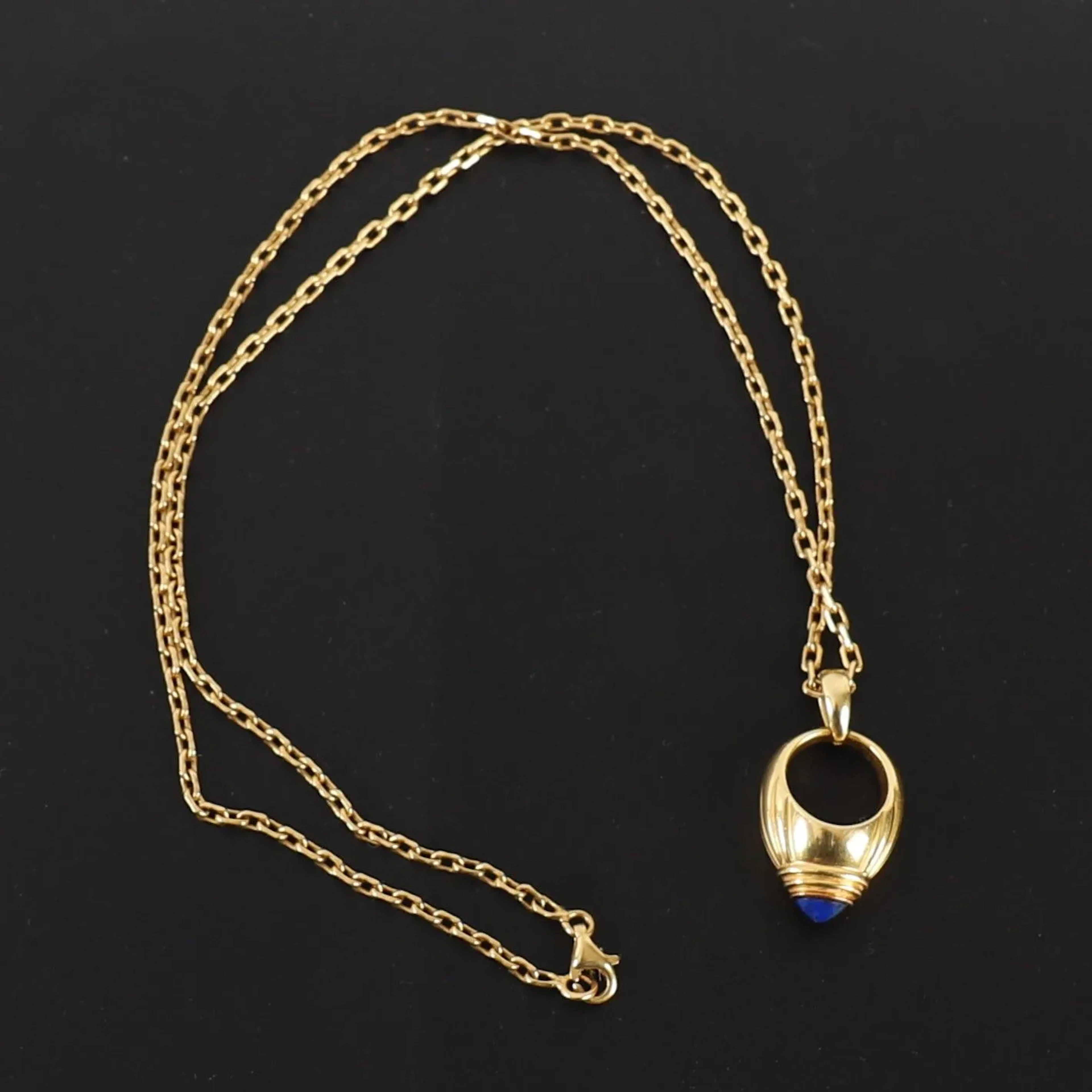 BOUCHERON "JAÏPUR" PENDANT IN GOLD AND LAPIS LAZULI WITH CHA - Lot 29