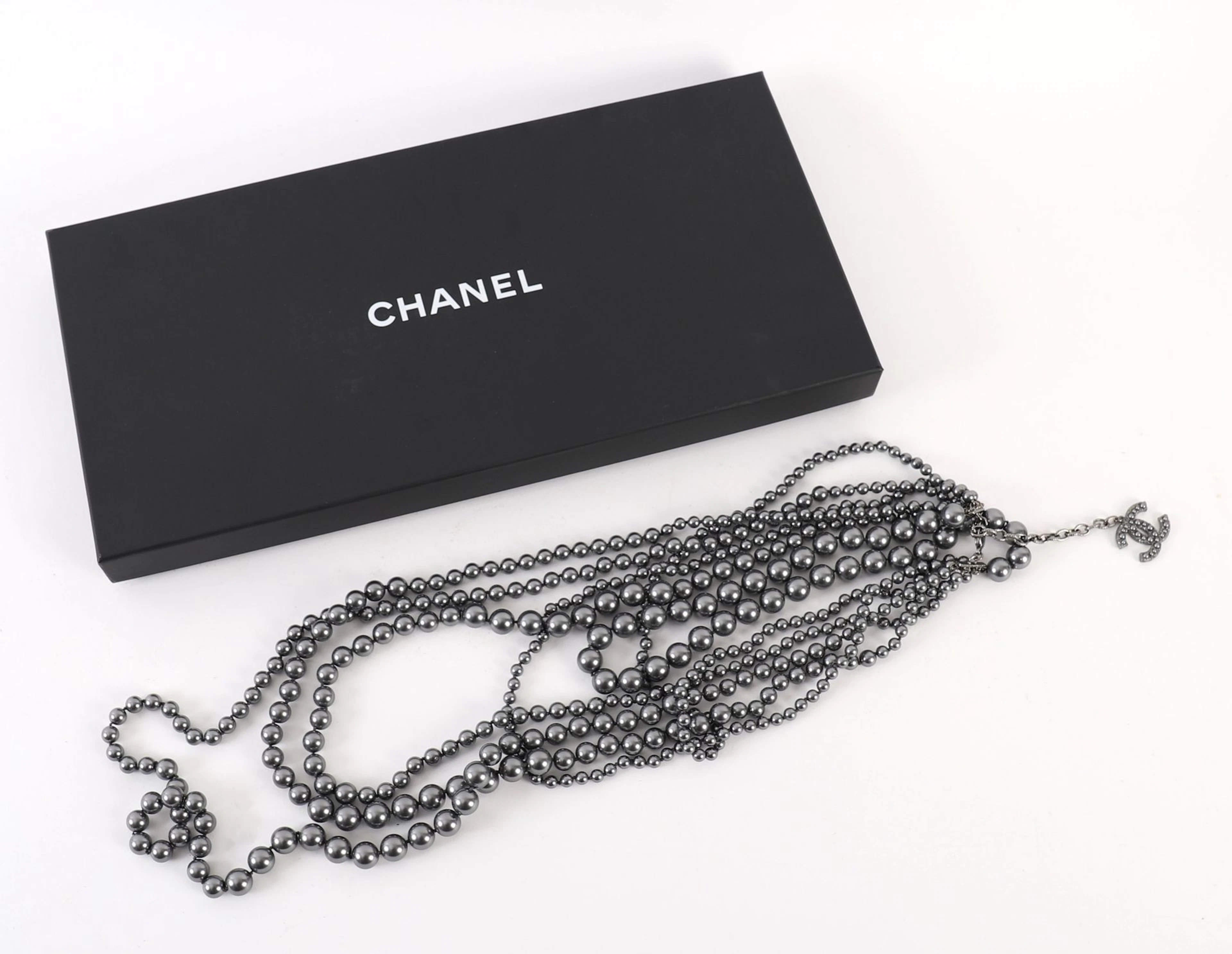 CHANEL GRAY PEARL NECKLACE - Lot 3
