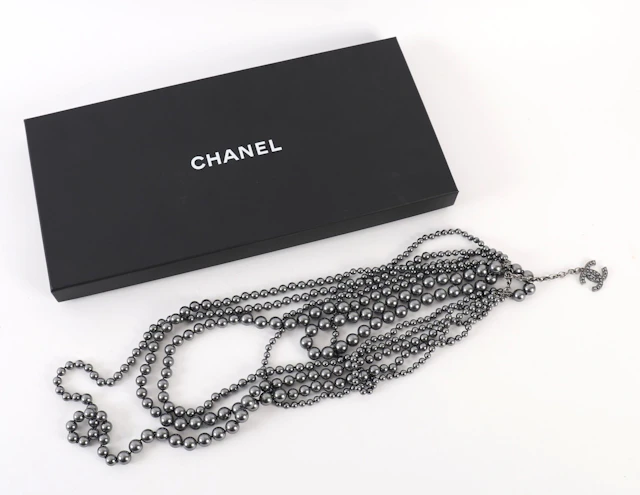 CHANEL GRAY PEARL NECKLACE - Lot 3