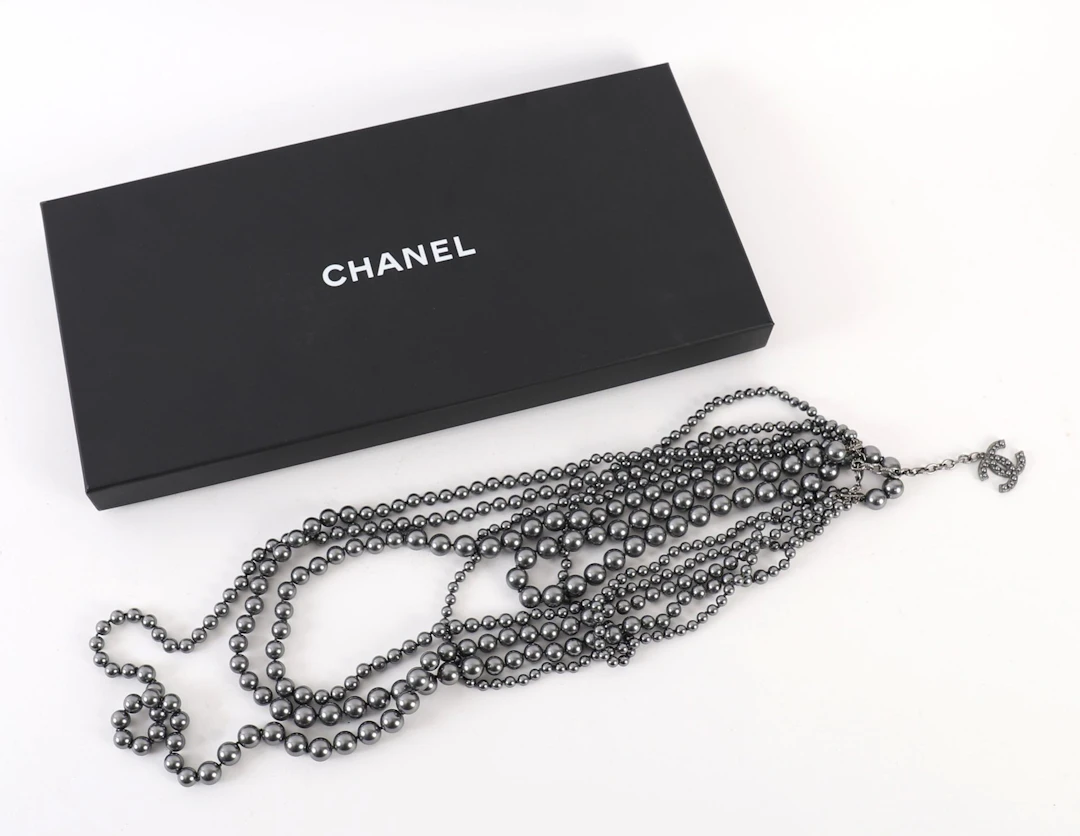 CHANEL GRAY PEARL NECKLACE - Lot 3