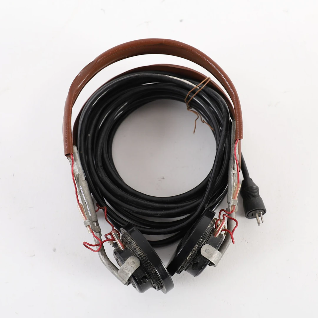 BAKELITE AVIATION HELMET, 1950s - Lot 136