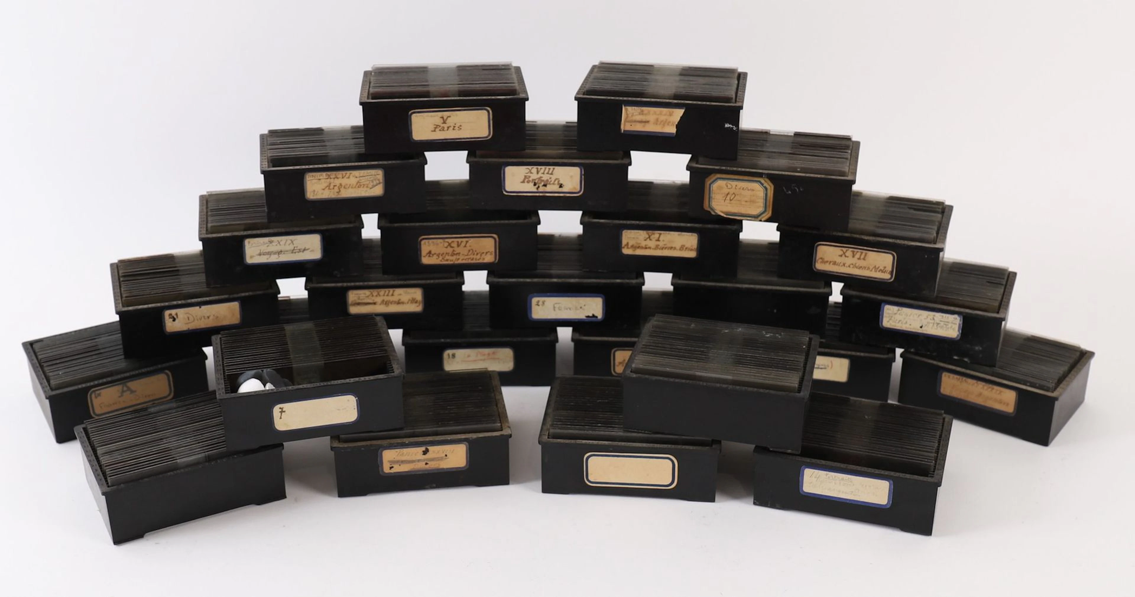 SET OF APPROXIMATELY 621 GLASS PLATES ON VARIOUS SUBJECTS - Lot 60