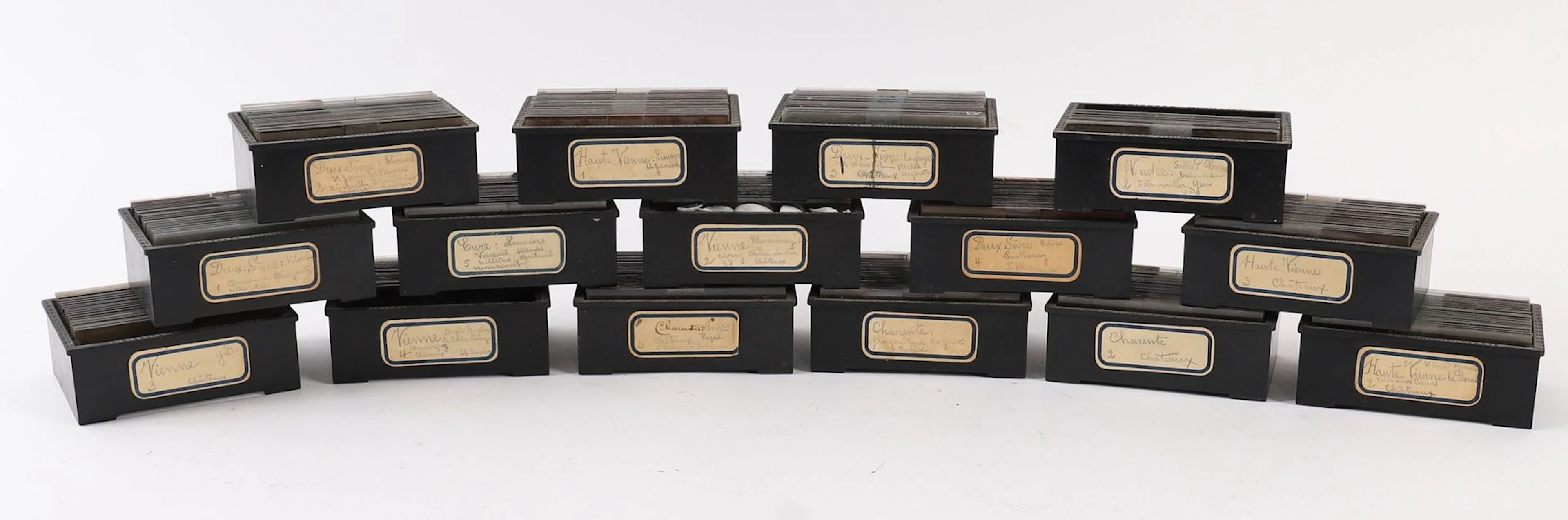 SET OF APPROXIMATELY 340 PLATES FEATURING THE VIENNE, HAUTE- - Lot 53