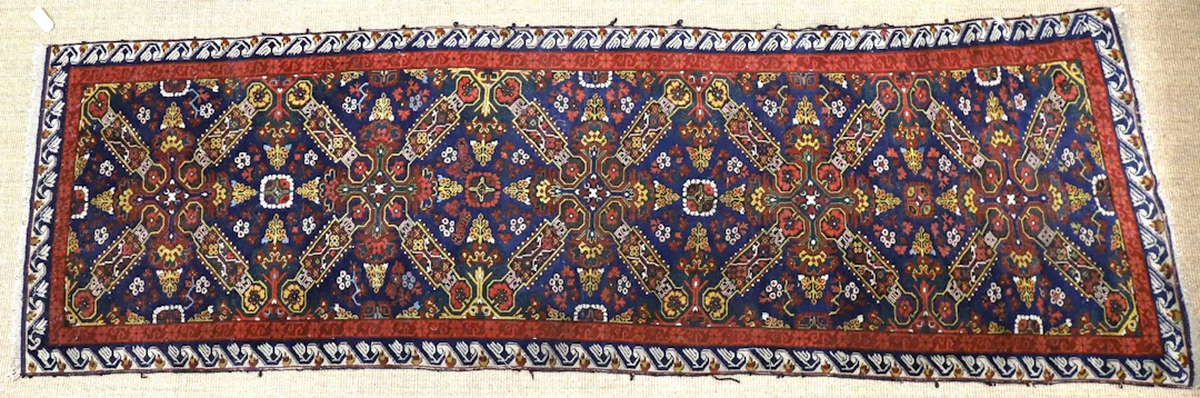 BEAUTIFUL PERSIAN GALLERY RUG, 20th CENTURY - Lot 233