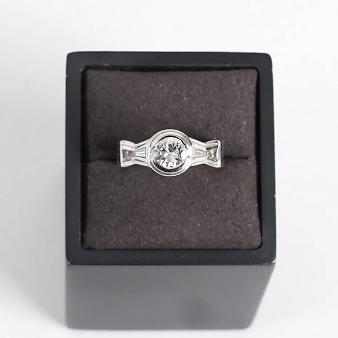 ART DECO-STYLE GOLD AND DIAMOND RING - Lot 13
