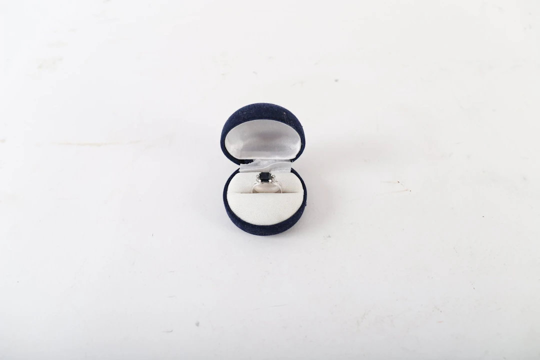 BEAUTIFUL GOLD, SAPPHIRE, AND DIAMOND RING - Lot 25
