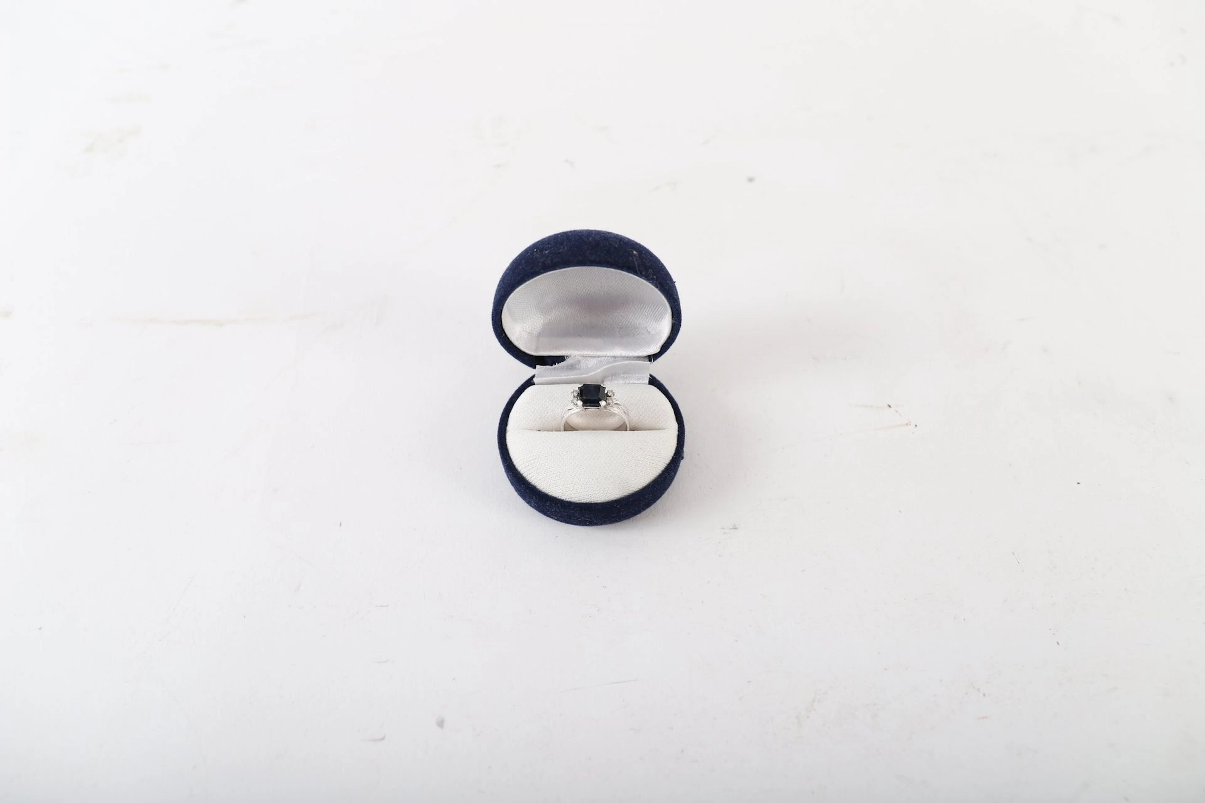 BEAUTIFUL GOLD, SAPPHIRE, AND DIAMOND RING - Lot 25