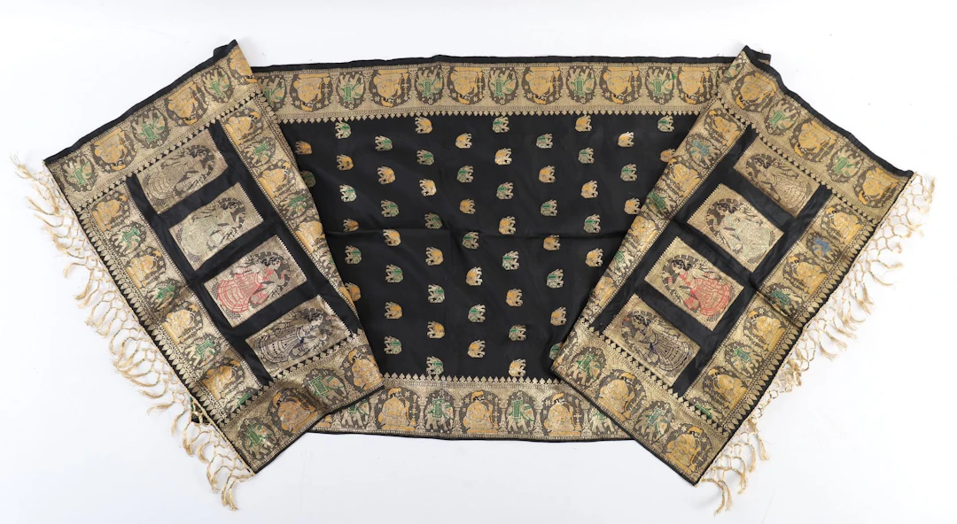 BEAUTIFUL "SWARNACHARI" TYPICAL OF WEST BENGAL, INDIA, 20th - Lot 109