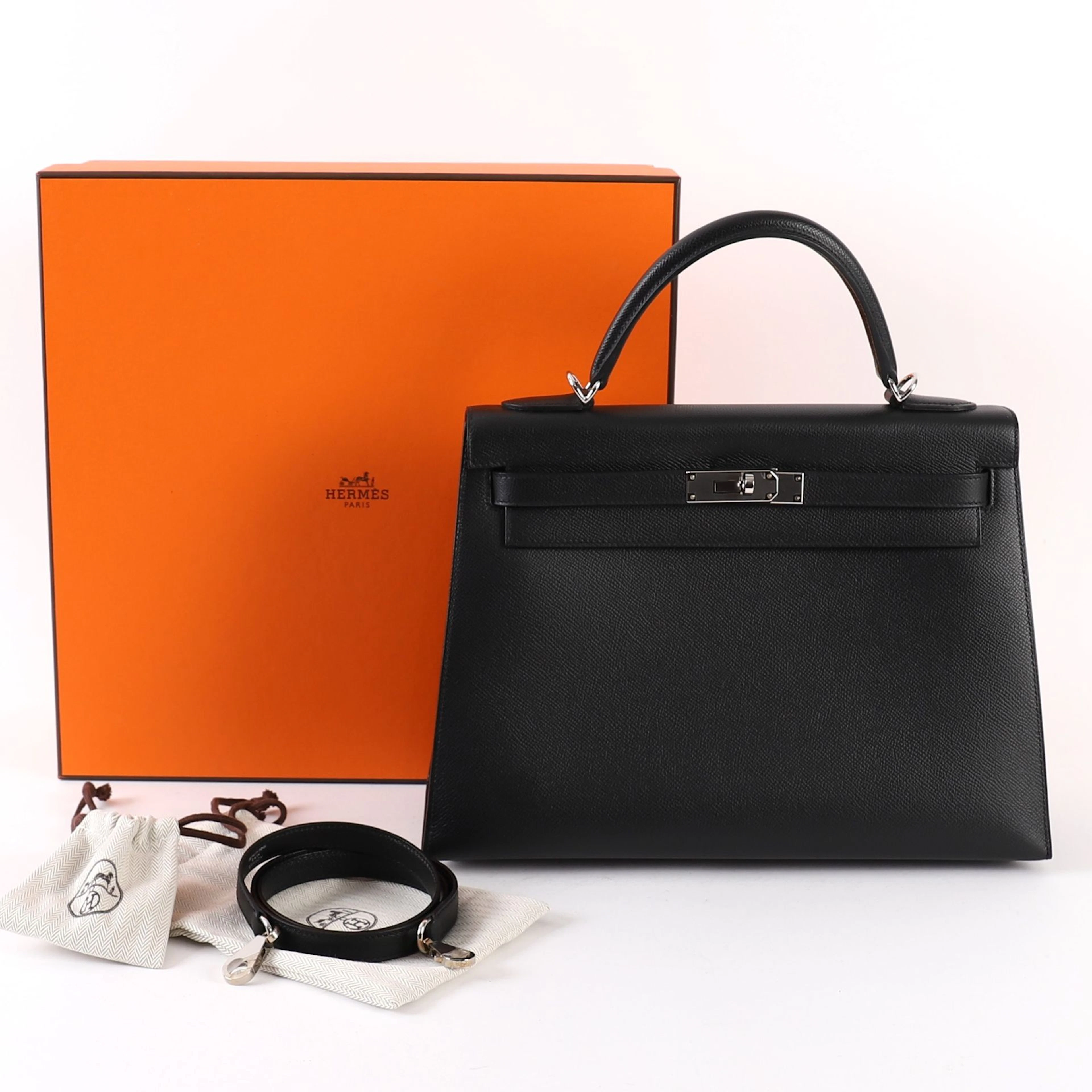 BLACK LEATHER HERMÈS KELLY BAG - Lot 121