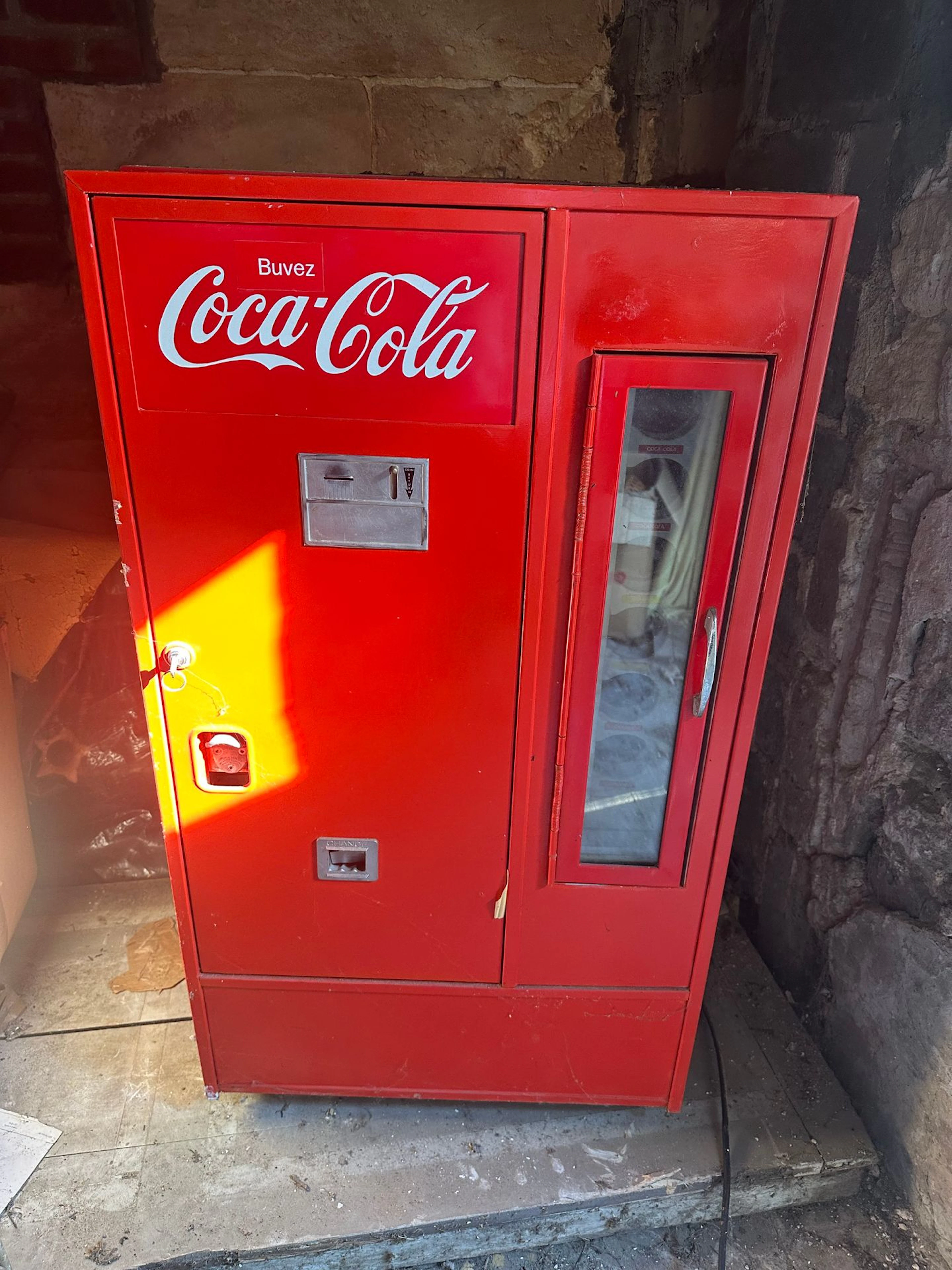 AUTOMATIC COCA-COLA BOTTLE VENDING MACHINE - Lot 188