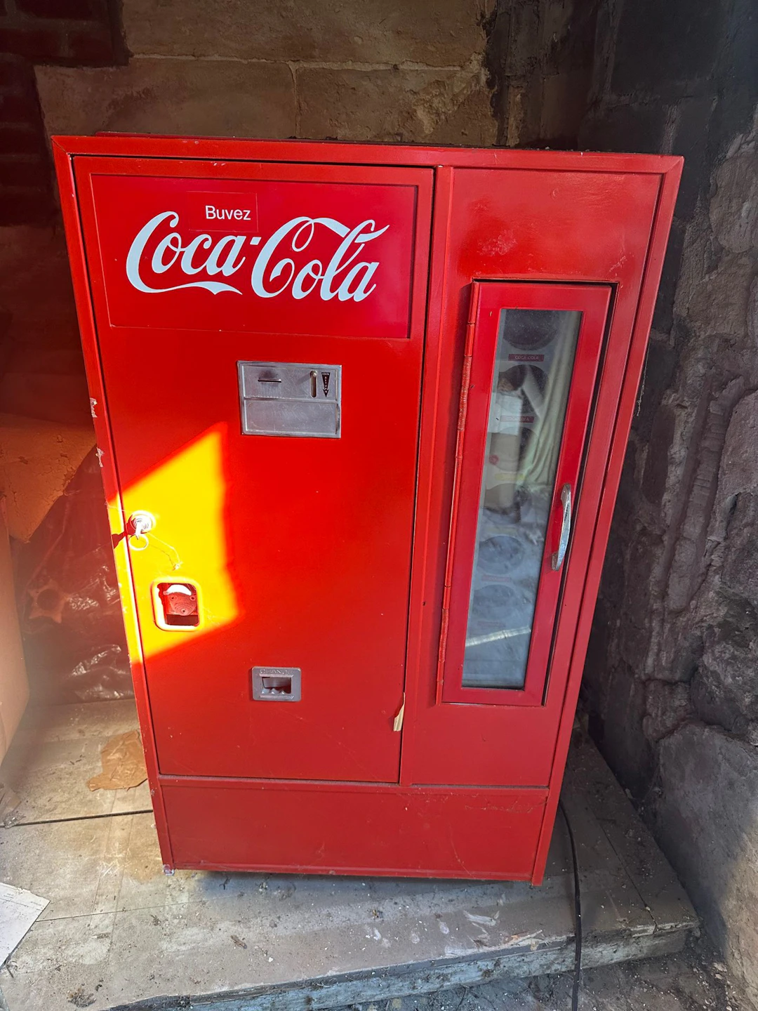 AUTOMATIC COCA-COLA BOTTLE VENDING MACHINE - Lot 188