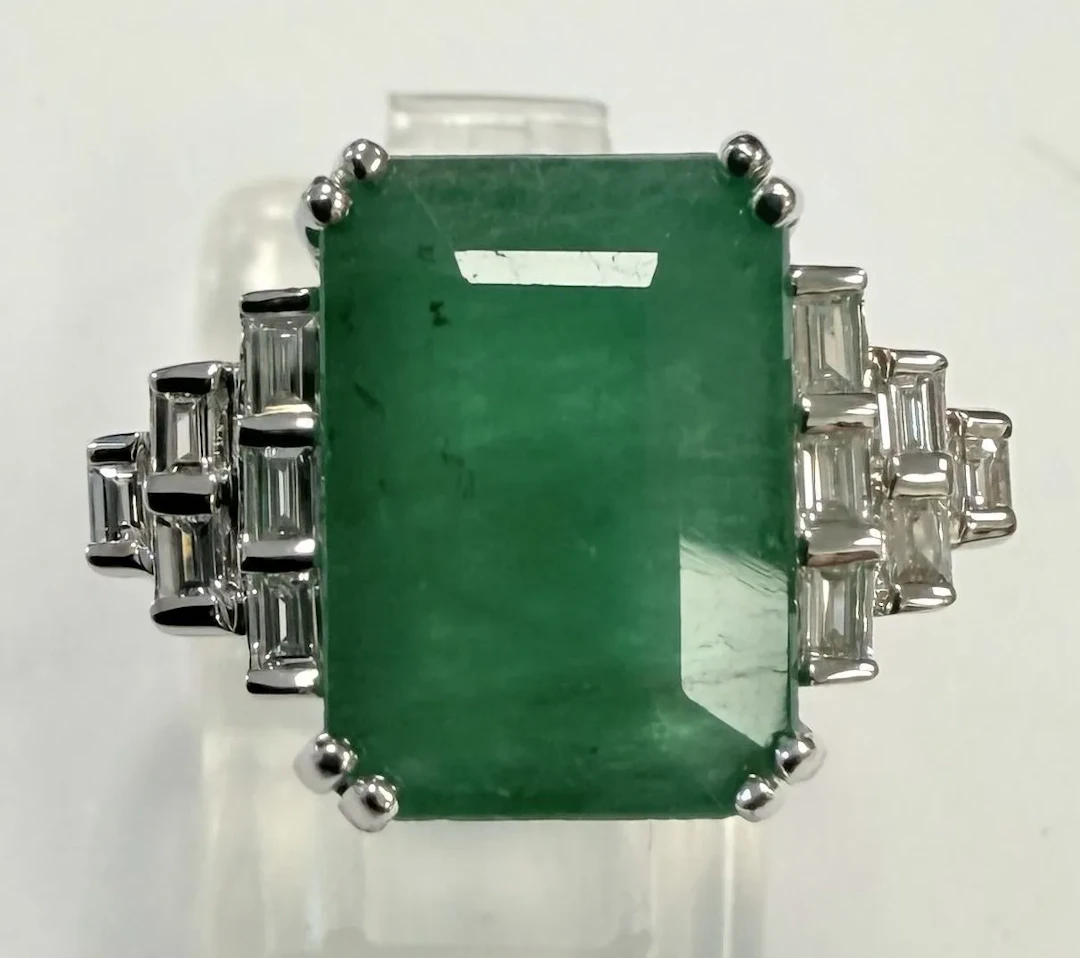 ART DECO-STYLE WHITE GOLD RING SET WITH A ZAMBIAN EMERALD AN - Lot 10