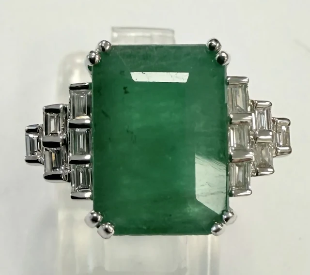ART DECO-STYLE WHITE GOLD RING SET WITH A ZAMBIAN EMERALD AN - Lot 10