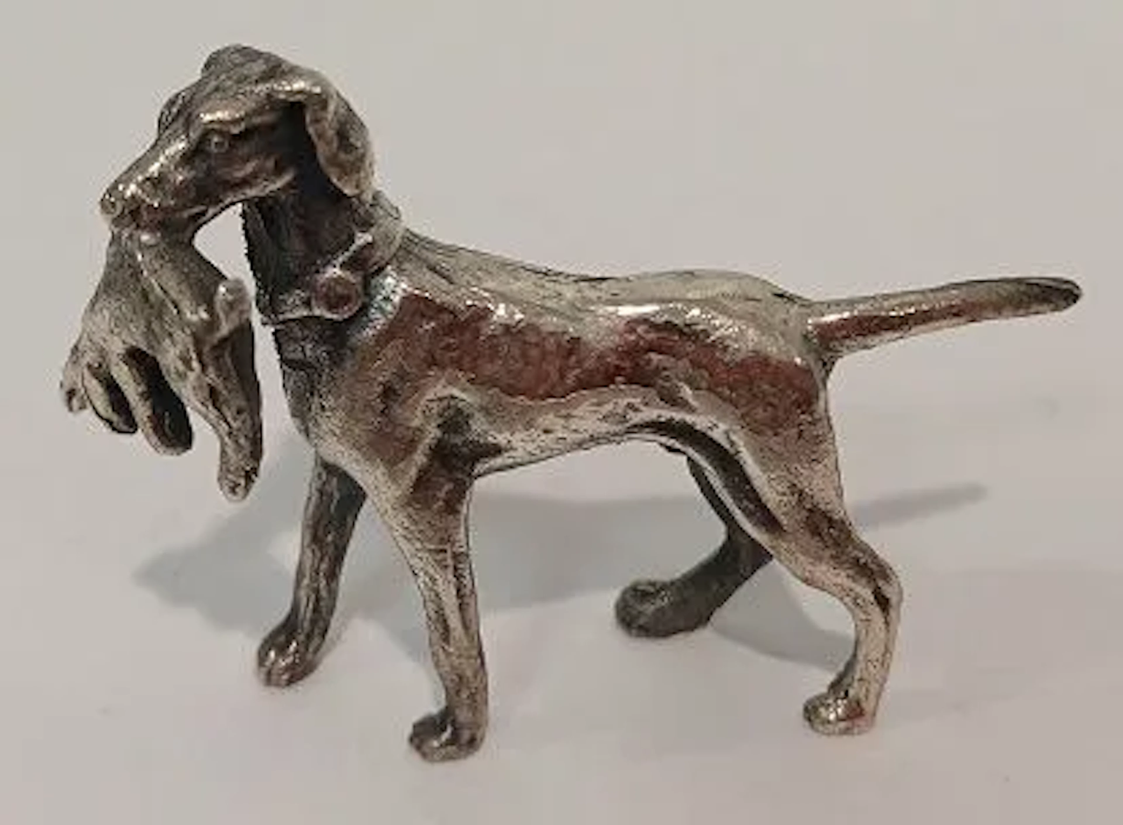 SMALL DOG HOLDING A HARE, MADE OF SILVER-PLATED BRONZE - Lot 131