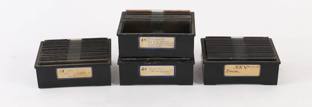 SET OF APPROXIMATELY 89 GLASS PLATES DEPICTING PARIS DURING - Lot 61