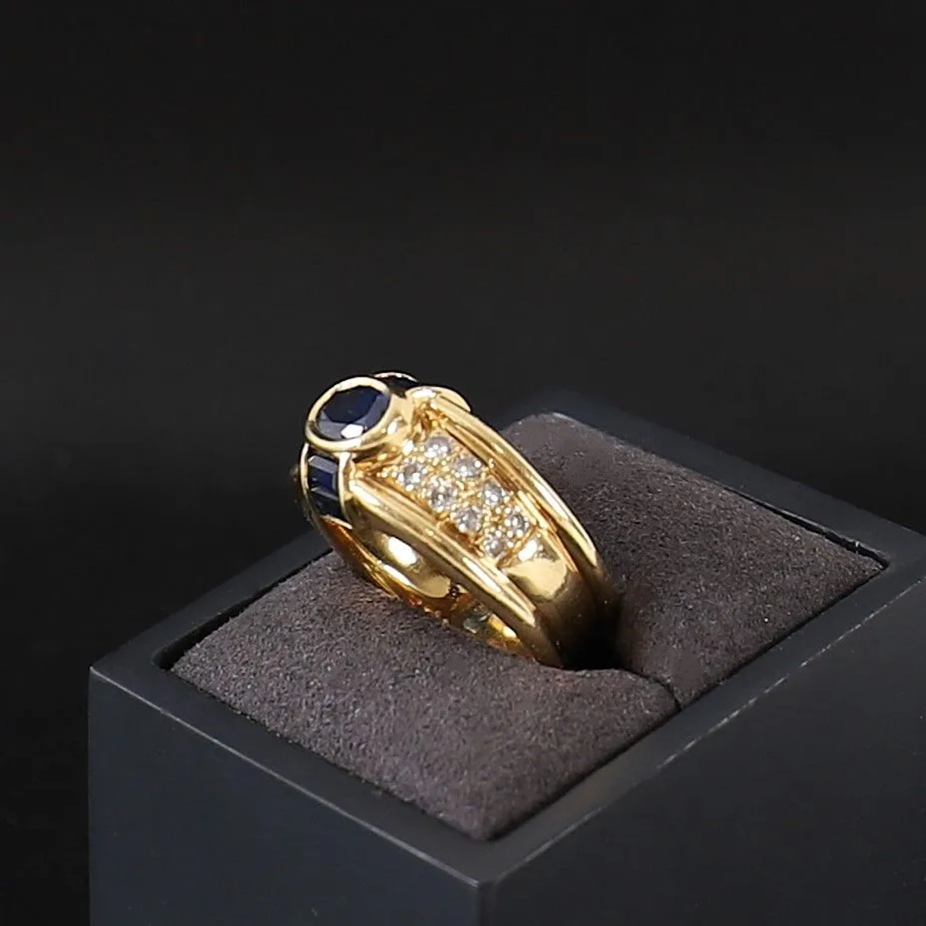 GOLD RING SET WITH SAPPHIRES AND DIAMONDS - Lot 18