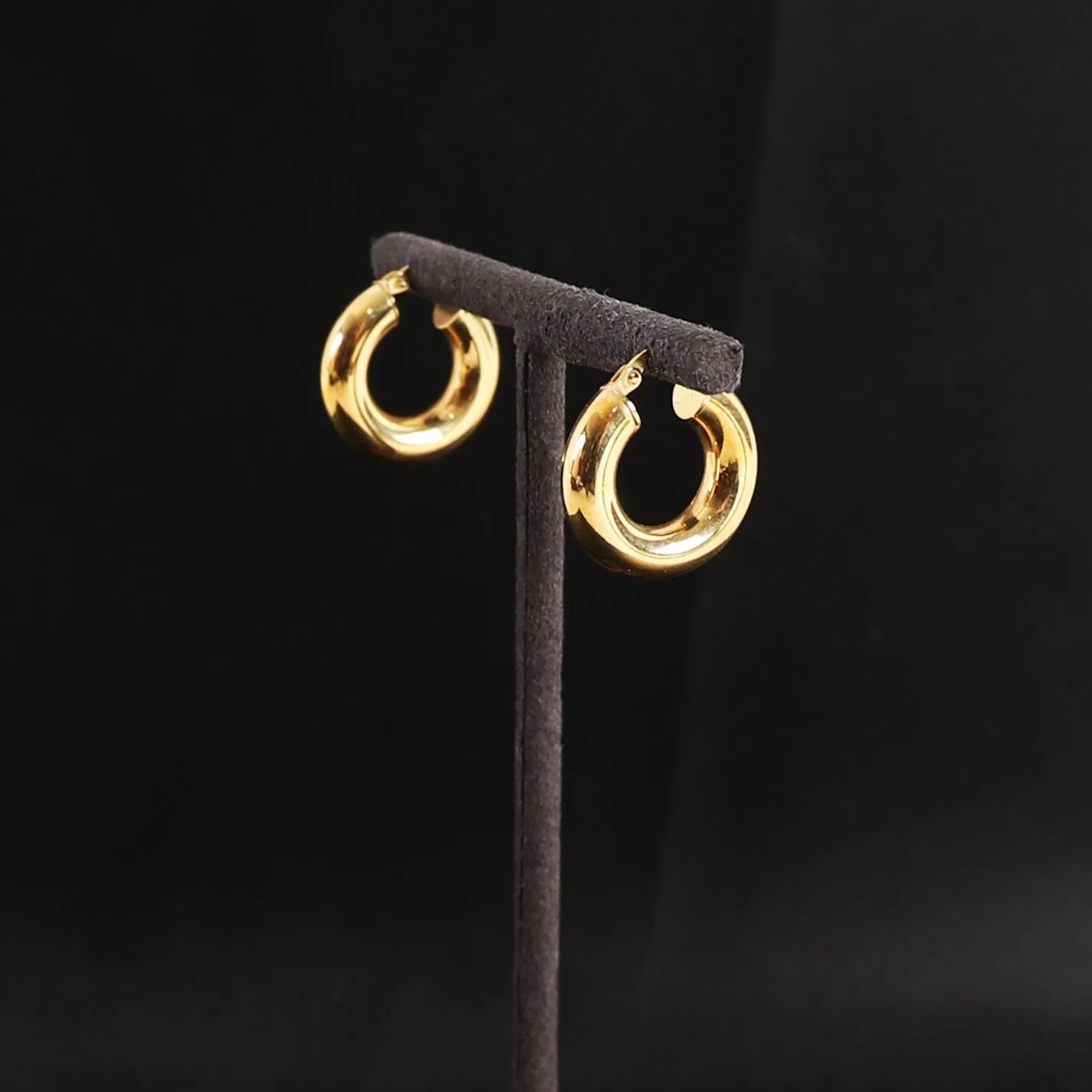 PAIR OF GOLD HOOP EARRINGS - Lot 6