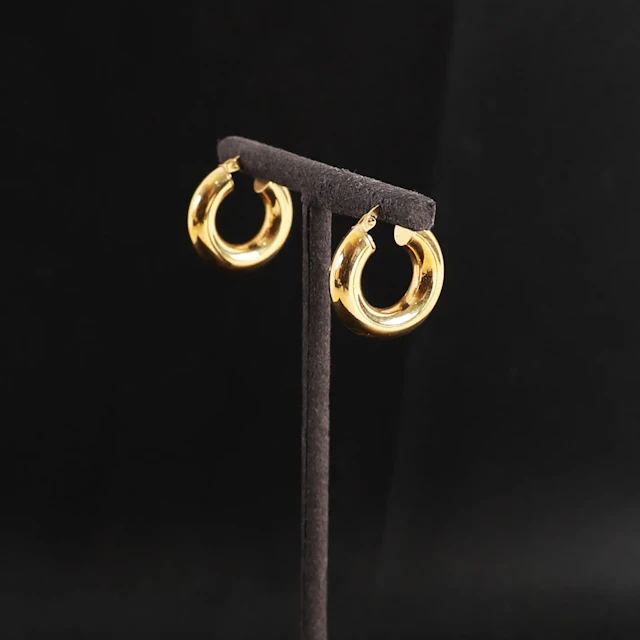 PAIR OF GOLD HOOP EARRINGS - Lot 6