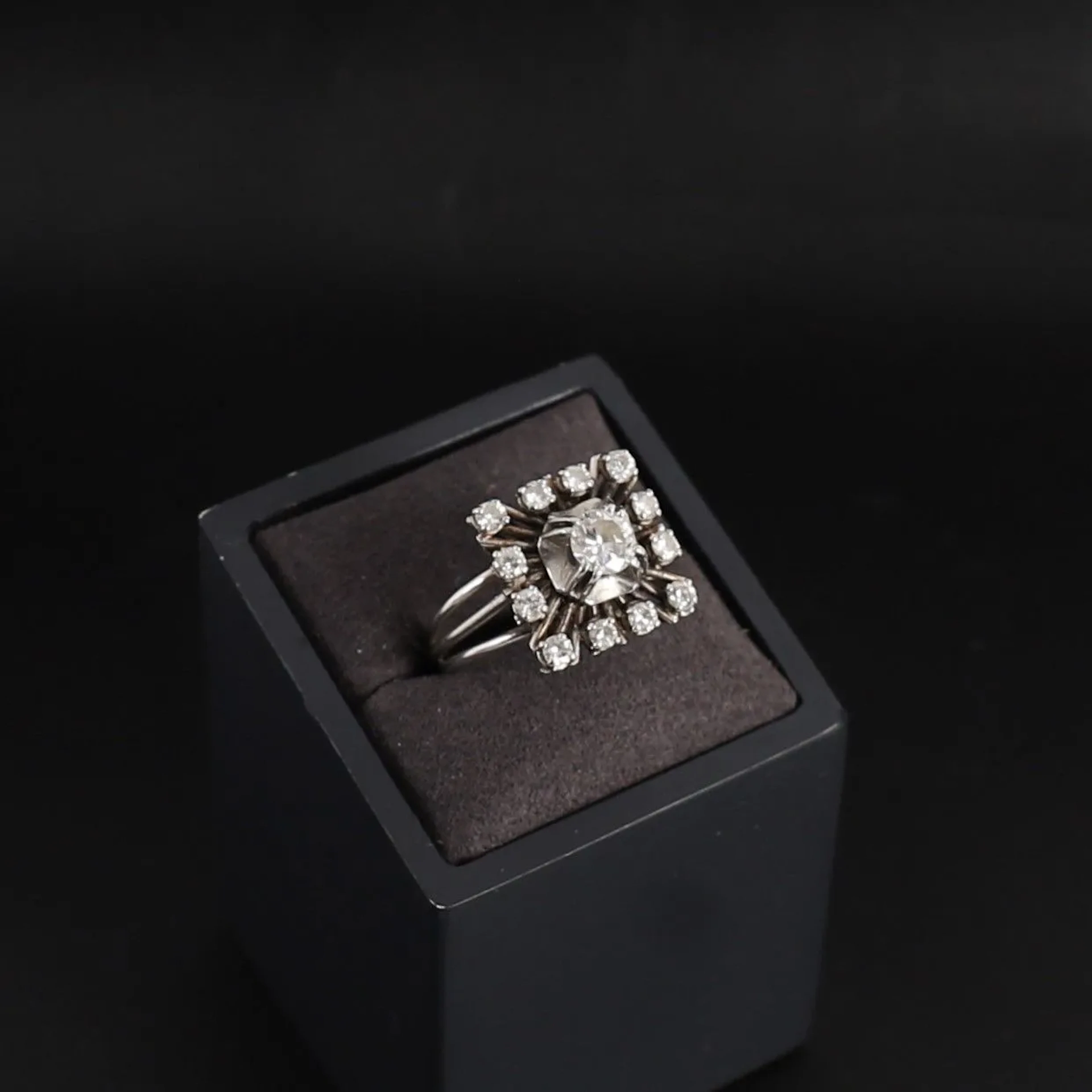 ART DECO-STYLE TANK RING IN GOLD AND DIAMONDS - Lot 18