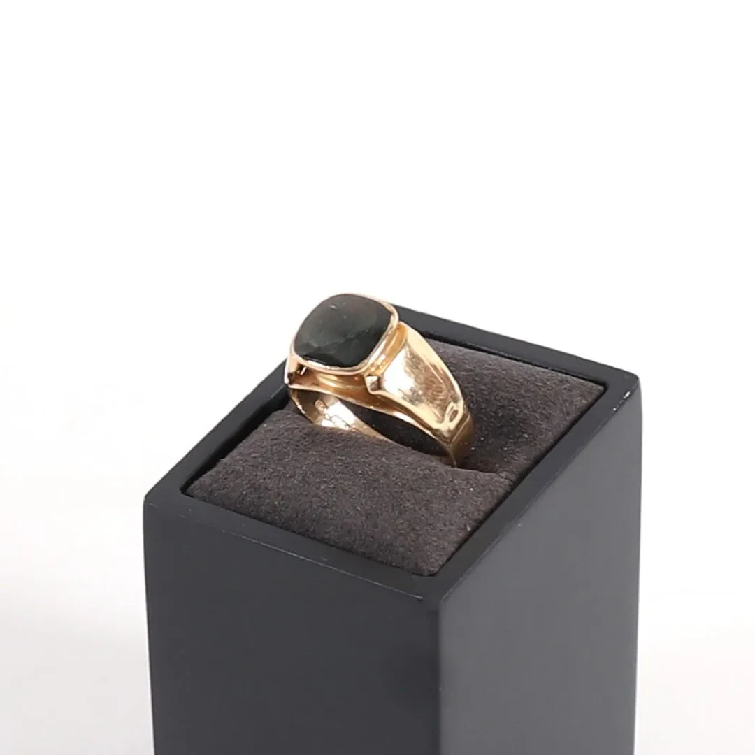 GOLD SIGNET RING WITH TSAVORITE - Lot 26