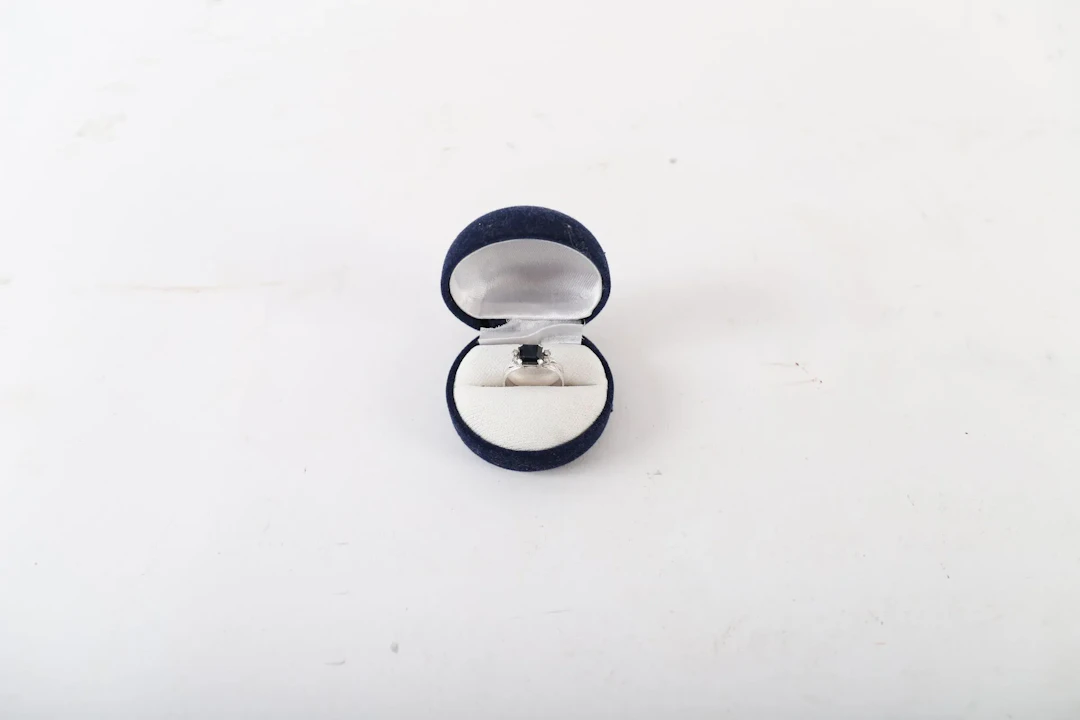 BEAUTIFUL GOLD, SAPPHIRE, AND DIAMOND RING - Lot 25