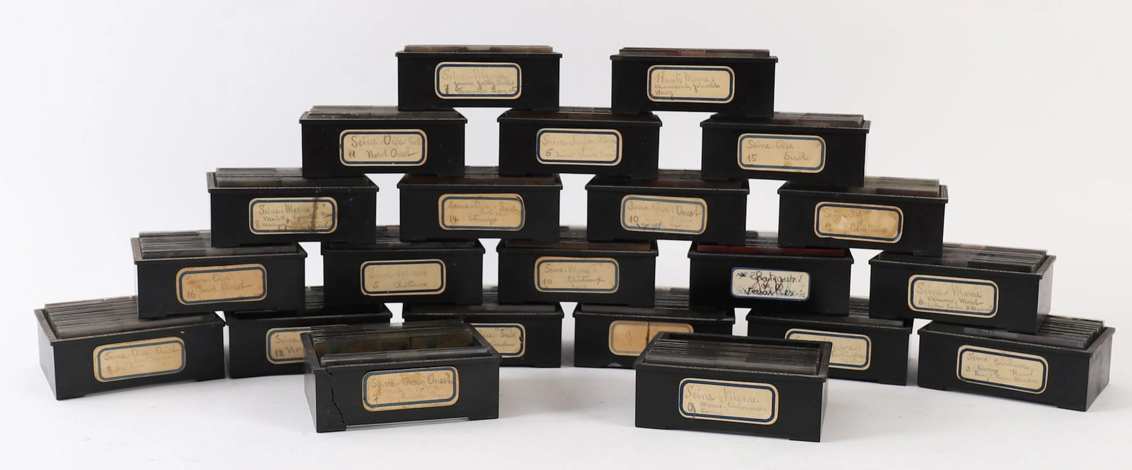 SET OF APPROXIMATELY 500 GLASS PLATES FEATURING VERSAILLES, - Lot 54
