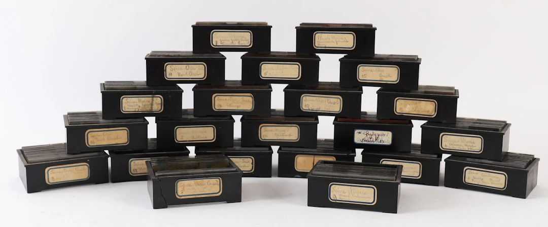 SET OF APPROXIMATELY 500 GLASS PLATES FEATURING VERSAILLES, - Lot 54