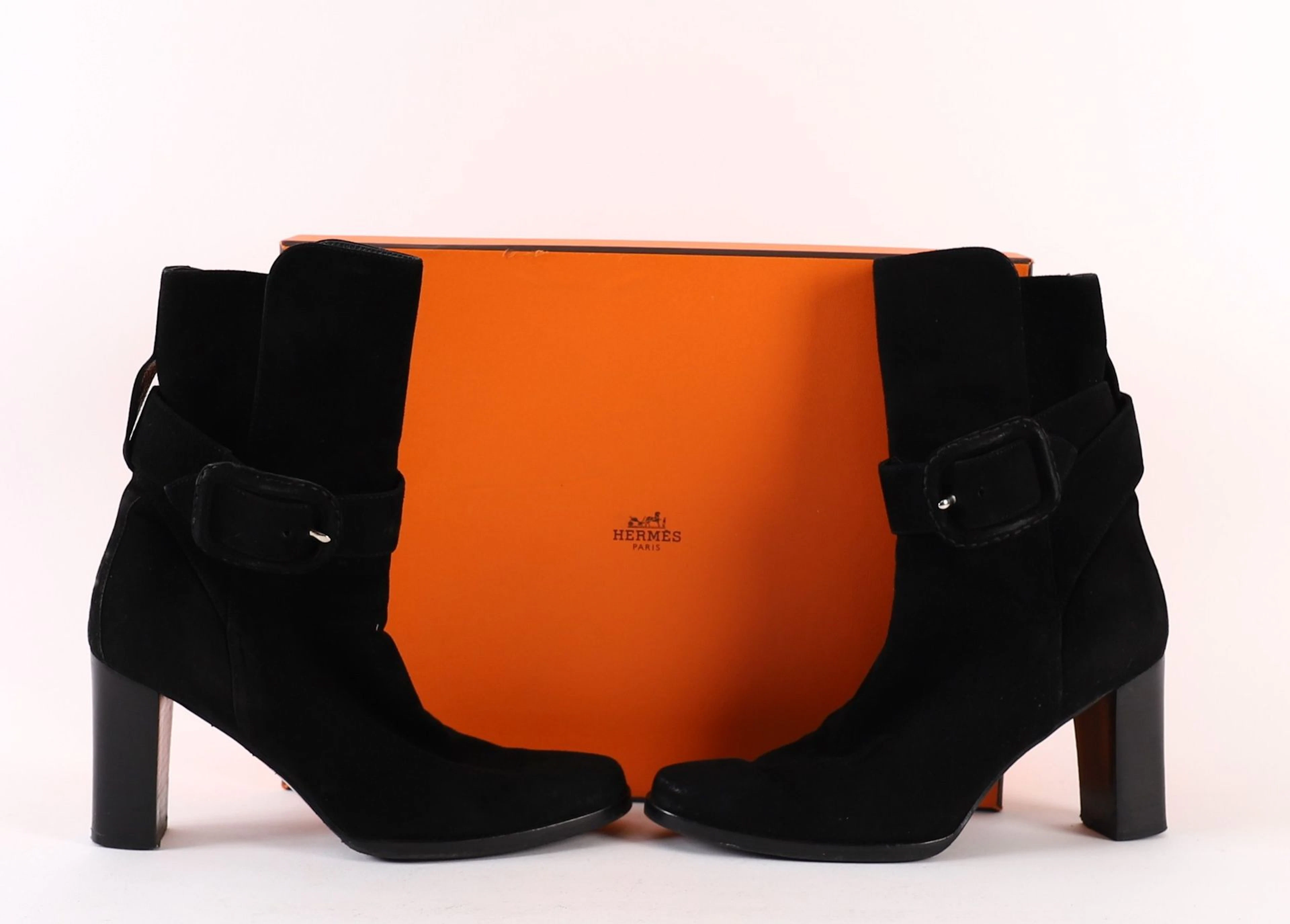 PAIR OF BLACK HERMÈS ANKLE BOOTS - Lot 119