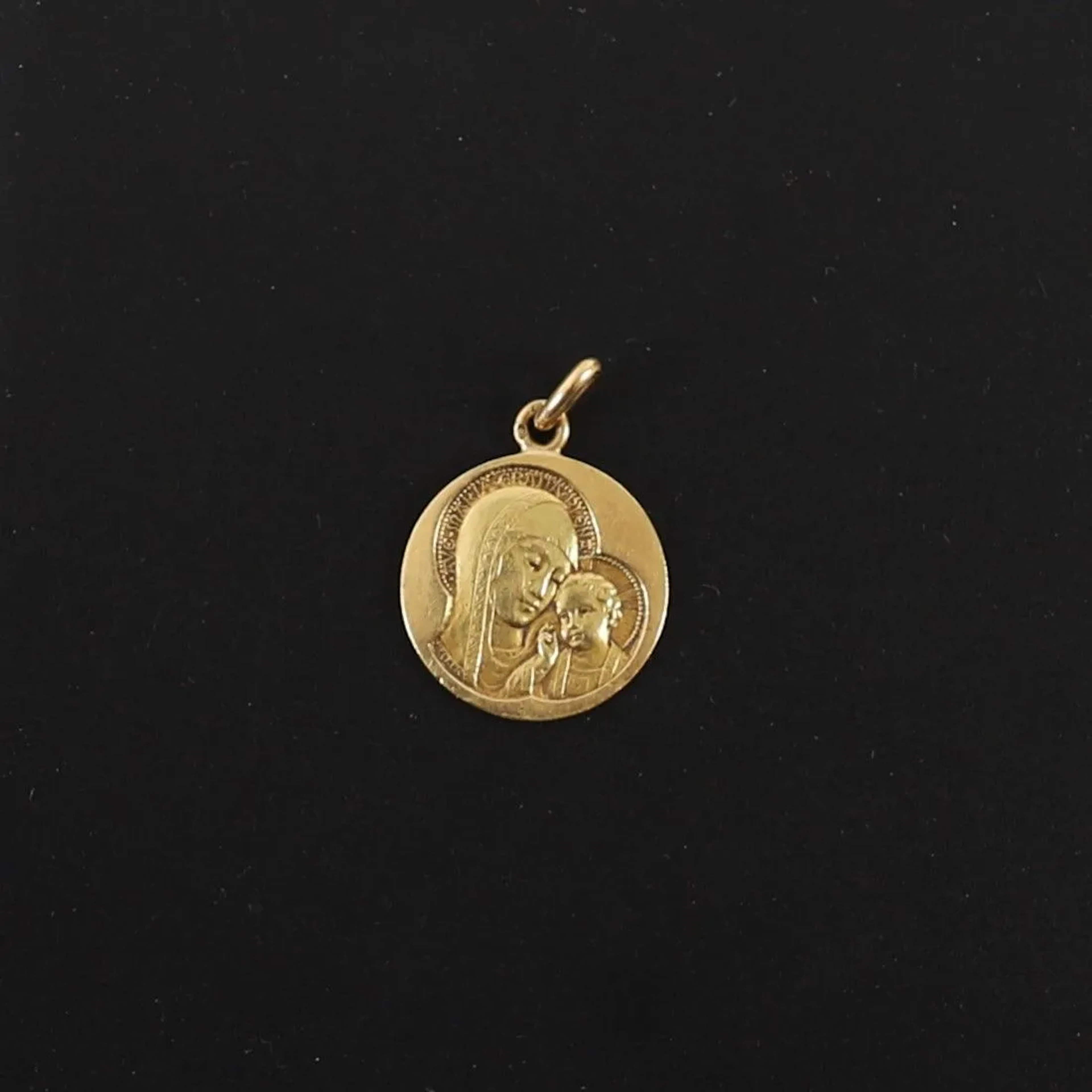 SMALL GOLD BAPTISM MEDAL - Lot 31