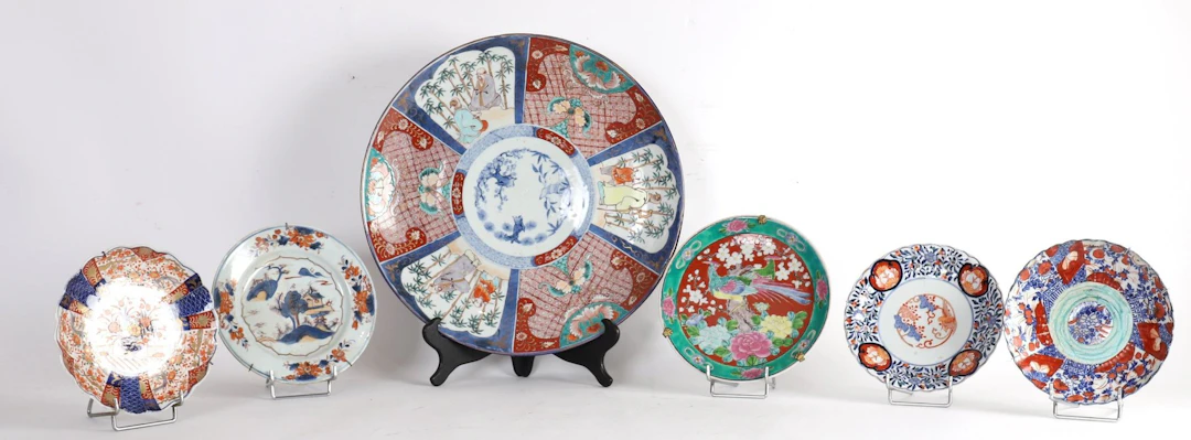 SET OF SIX PORCELAINS - ASIA - Lot 80