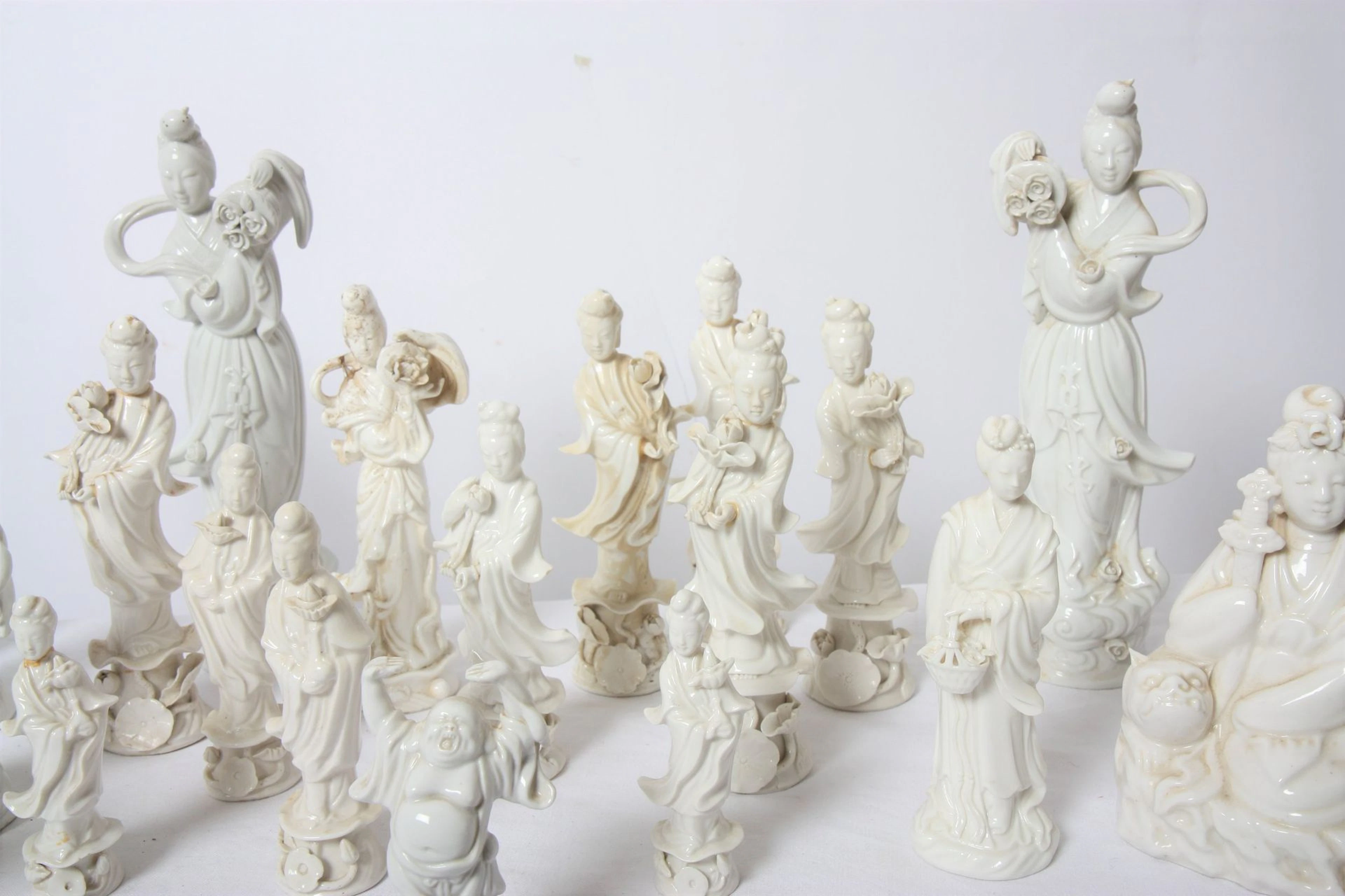 SET OF 22 "KWAN YIN" CHINESE PORCELAIN FIGURES, 20TH CENTURY - Lot 82